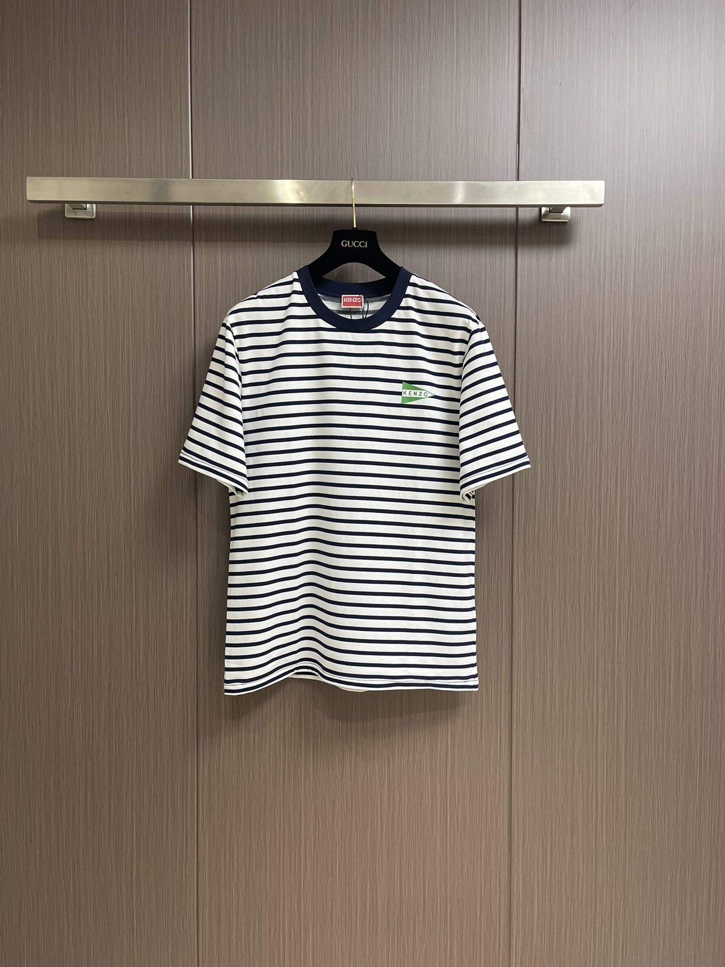 NO:149590,KENZO striped colorful flag printed short-sleeved T-shirt, made of combed cotton fabric, weighing 230g, striped control must-have classic round neck T-shirt, green printing embellishment, yb custom edge wrapping technology, customized three-standard auxiliary materials!  Size S-XL, T-shirt,tees,t-shirt,alexander wang19860909KENZO 条纹彩旗印花短袖t恤,采用精梳棉面料,克重230g,条纹控必入经典圆领t恤,绿色印花点缀,yb定制包边工艺,定制三标辅料！尺码S-XL,,T-shirt,tees，t-shirt,alexander wang,Men's clothing