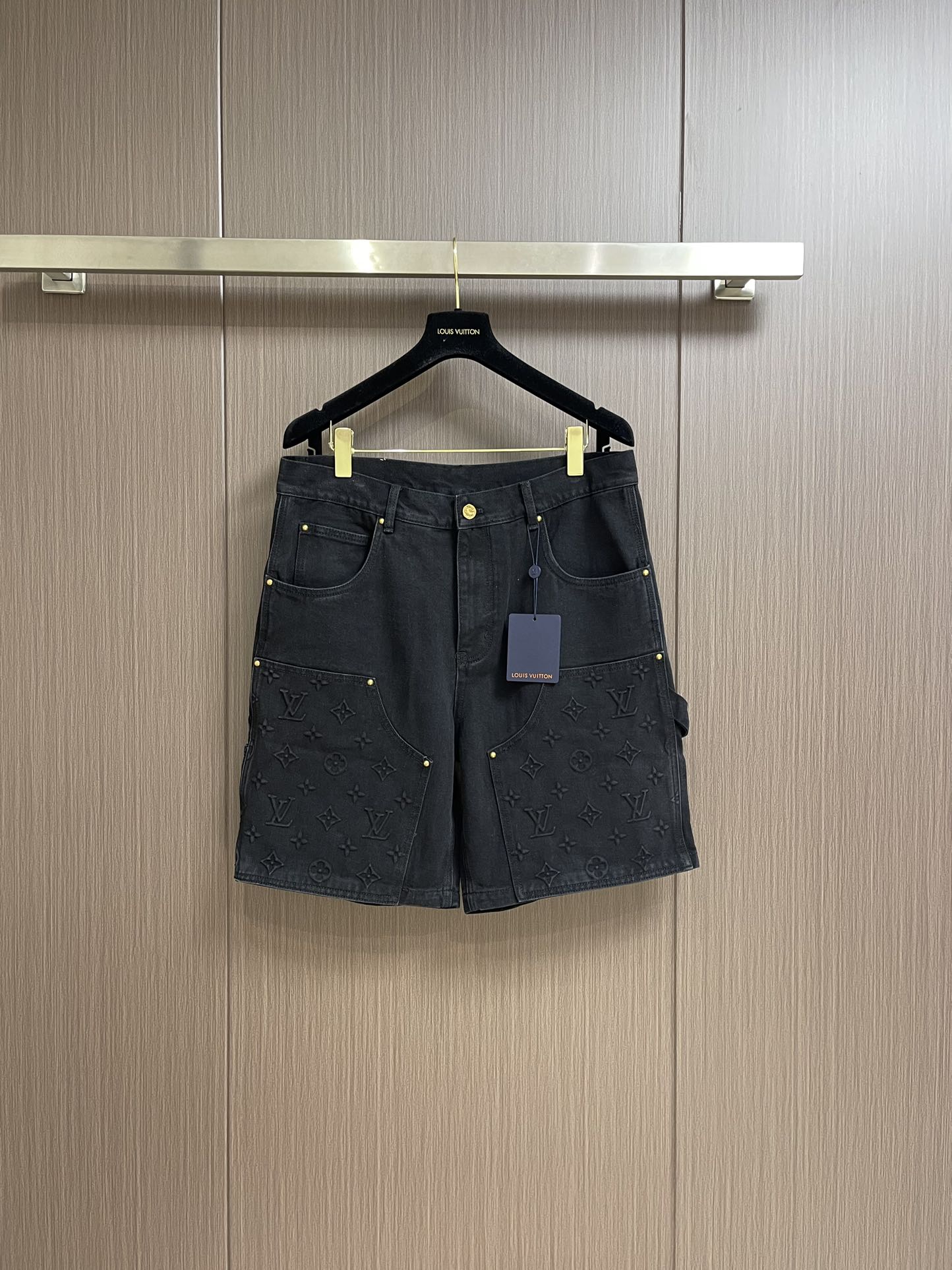 NO:139906,LV classic hit embossed embossed denim shorts, 7*7 combed serole spinning made of thickened 480 grams denim fabric, the overall use of monogram embossed tooling elements, splicing structure and sharp corner pocket imprinting elements jacquard details alignment, embossed embossed patterns are clear, the pocket double-tracking workmanship, fine and symmetrical stitching, five sets of aluminum molds are opened on the board, and the two sides of the front are embossed according to the size of each code. After high-temperature pressing, each flower pattern is manually filled with silicone to prevent depression. The washing process adopts multiple processes such as refermentation and sautéing, horse spraying and other processes. The new leather patch is equipped with brand cursive engraving square fixed nail straight hem design, hidden zipper placket, and all auxiliary hardware are customized to match the antique bronze color. Size 30-32-34-36,,louis vuitton, shorts, alexander wang19860909LV 经典爆款 压花浮雕牛仔短裤,7*7支精梳赛络纺纱做加厚480克斜纹牛仔面料,整体采用monogram压纹工装元素,拼接结构和尖角口袋压印元素提花细节对位,浮雕压花纹路清晰,口袋双走线做工,线迹细密匀称规整,五处压花均对板开五套铝模,前幅二侧压花根据尺寸每个码开一套模,高温压成型后由人工对每个花型填充硅胶防止凹陷,洗水工艺采用重酵洗炒花色,喷马等等多工艺结合.新皮革贴饰配有品牌草写刻纹方定钉直筒下摆设计,隐藏式拉链门襟,辅料五金全部定制对版古铜做旧颜色.尺码30-32-34-36,,louis vuitton,shorts,alexander wang,Men's clothing