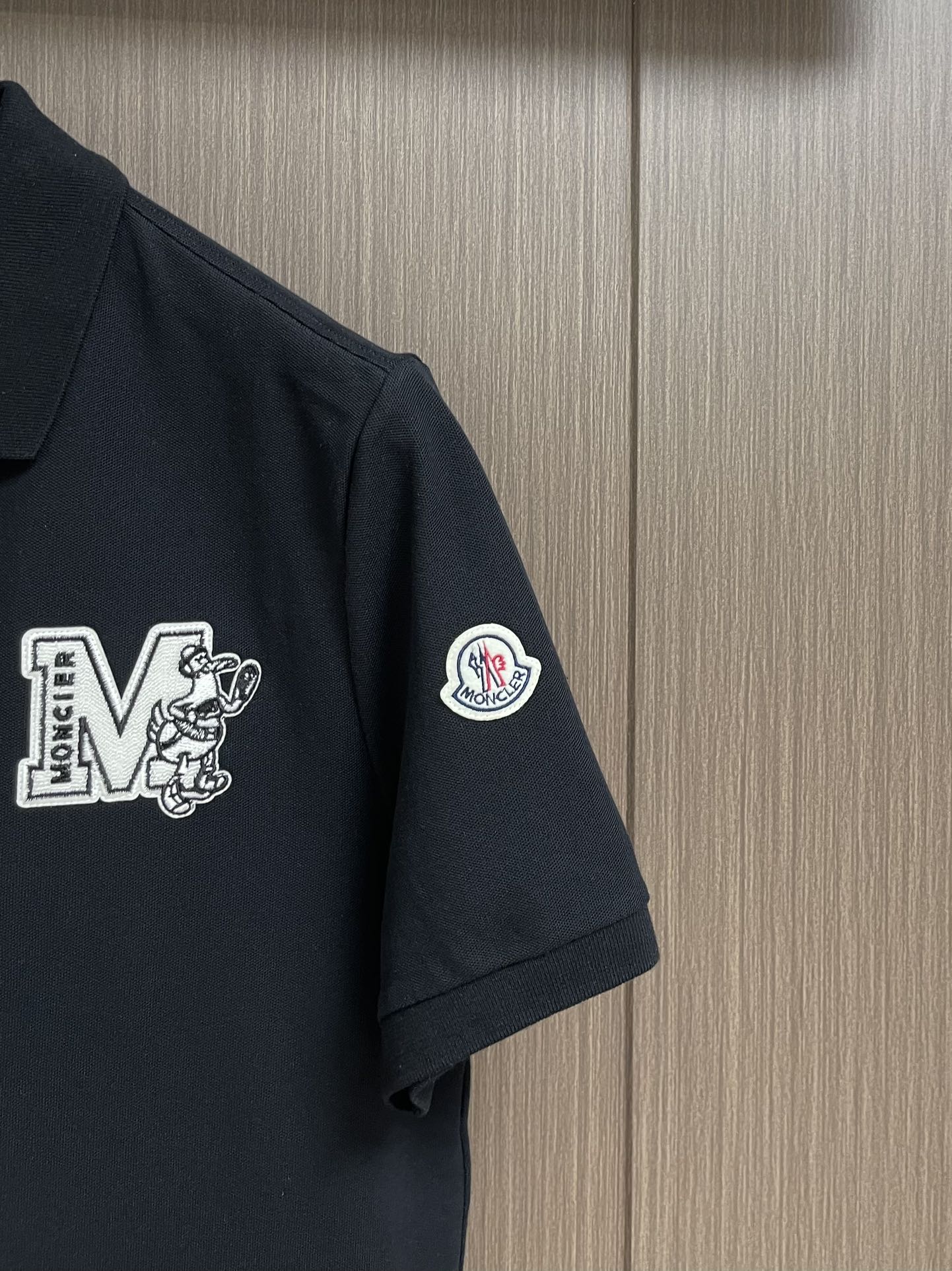 
Moncler 2025ss 早春系列logo仔章短袖POLO！全新进口珠地双丝光面料 手感舒适透气，
