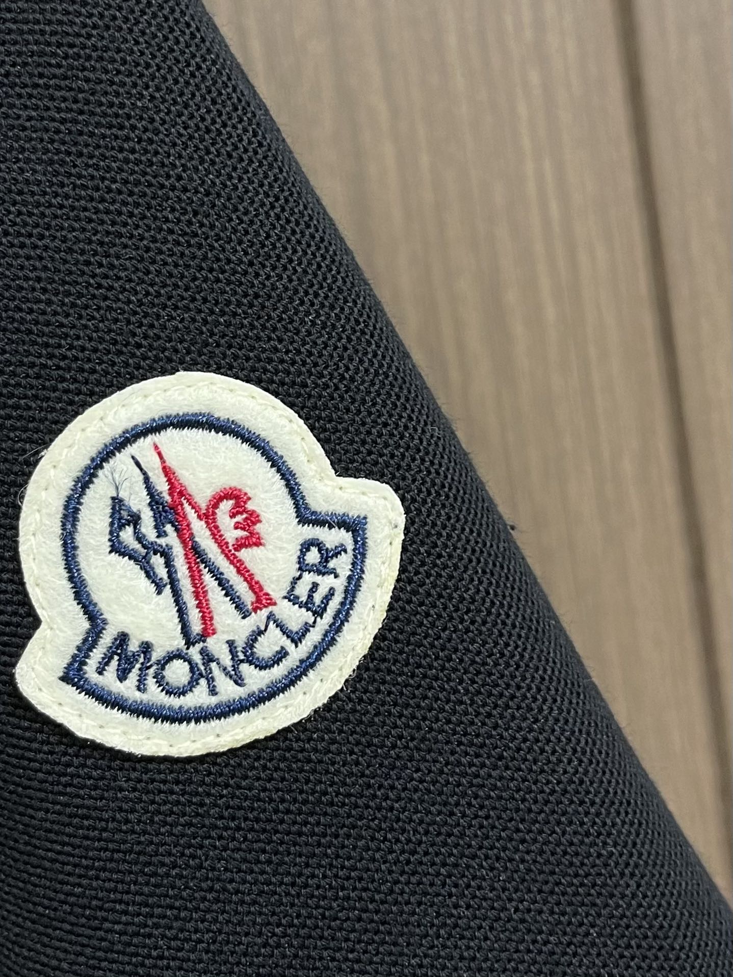 
Moncler 2025ss 早春系列logo仔章短袖POLO！全新进口珠地双丝光面料 手感舒适透气，