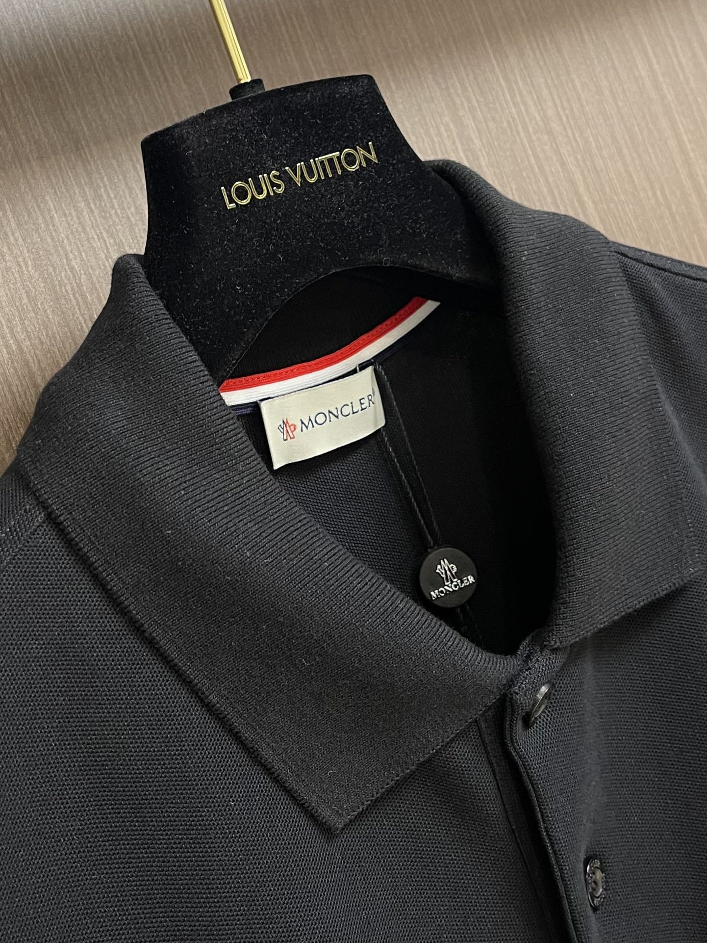 
Moncler 2025ss 早春系列logo仔章短袖POLO！全新进口珠地双丝光面料 手感舒适透气，