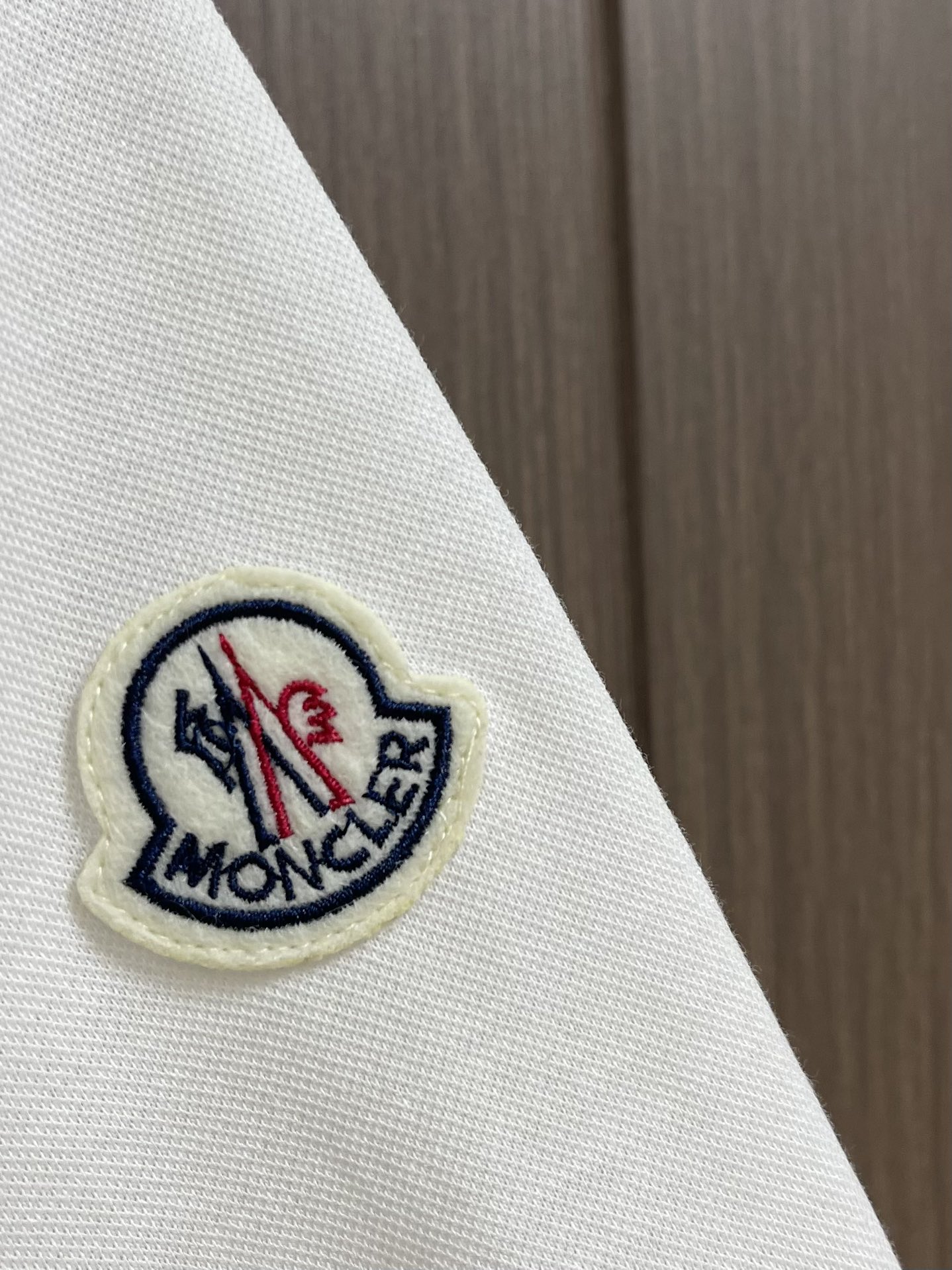 
Moncler 2025ss 早春系列logo仔章短袖POLO！全新进口珠地双丝光面料 手感舒适透气，