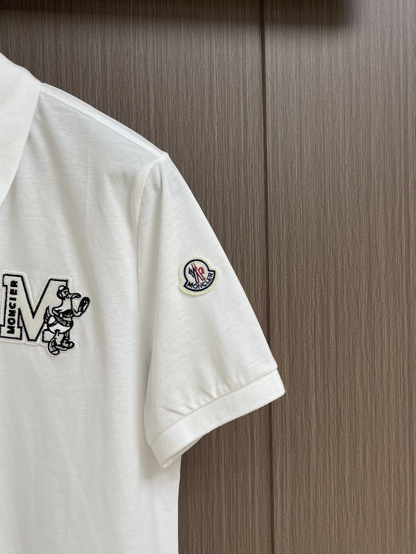 
Moncler 2025ss 早春系列logo仔章短袖POLO！全新进口珠地双丝光面料 手感舒适透气，
