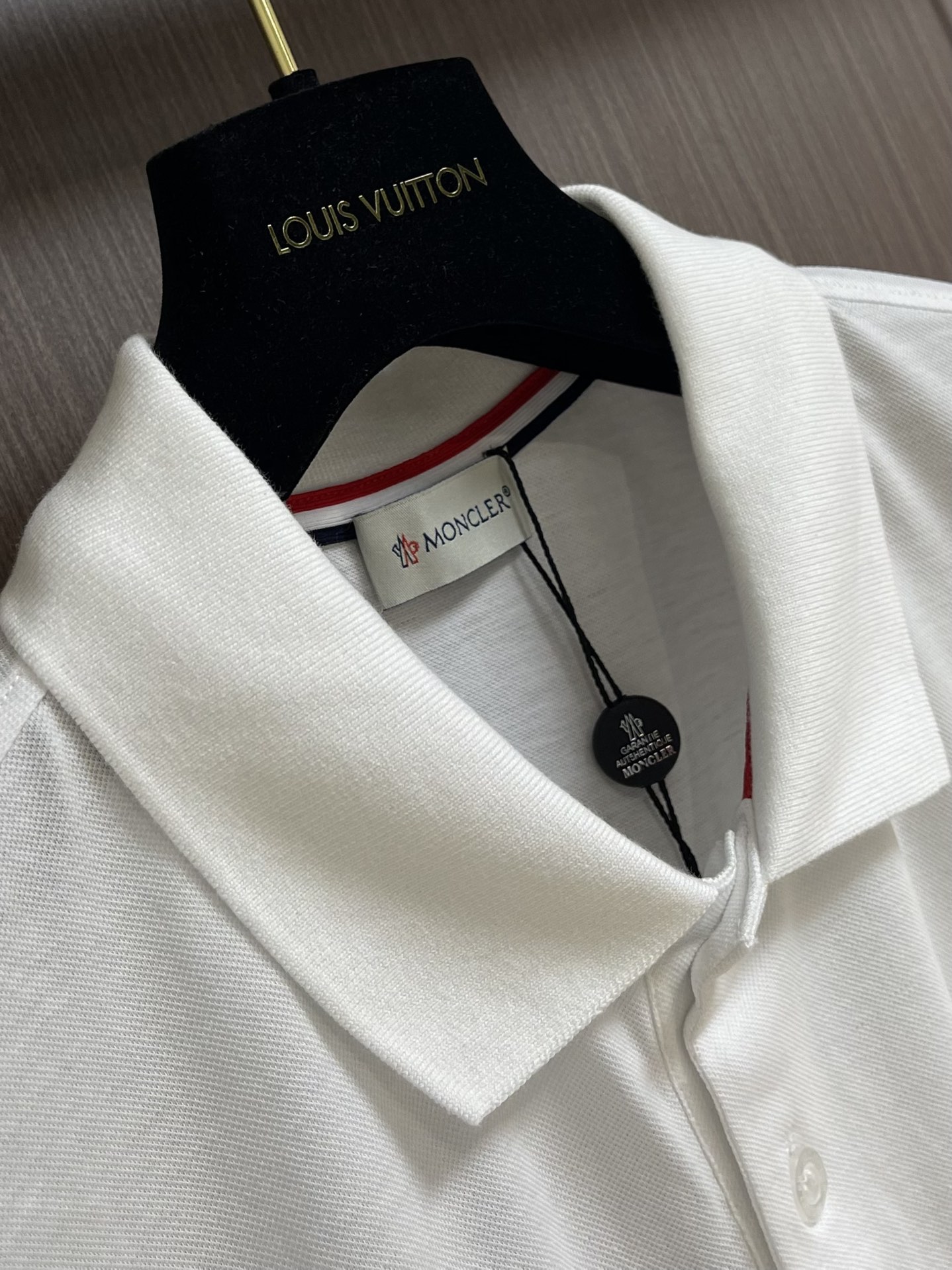 
Moncler 2025ss 早春系列logo仔章短袖POLO！全新进口珠地双丝光面料 手感舒适透气，