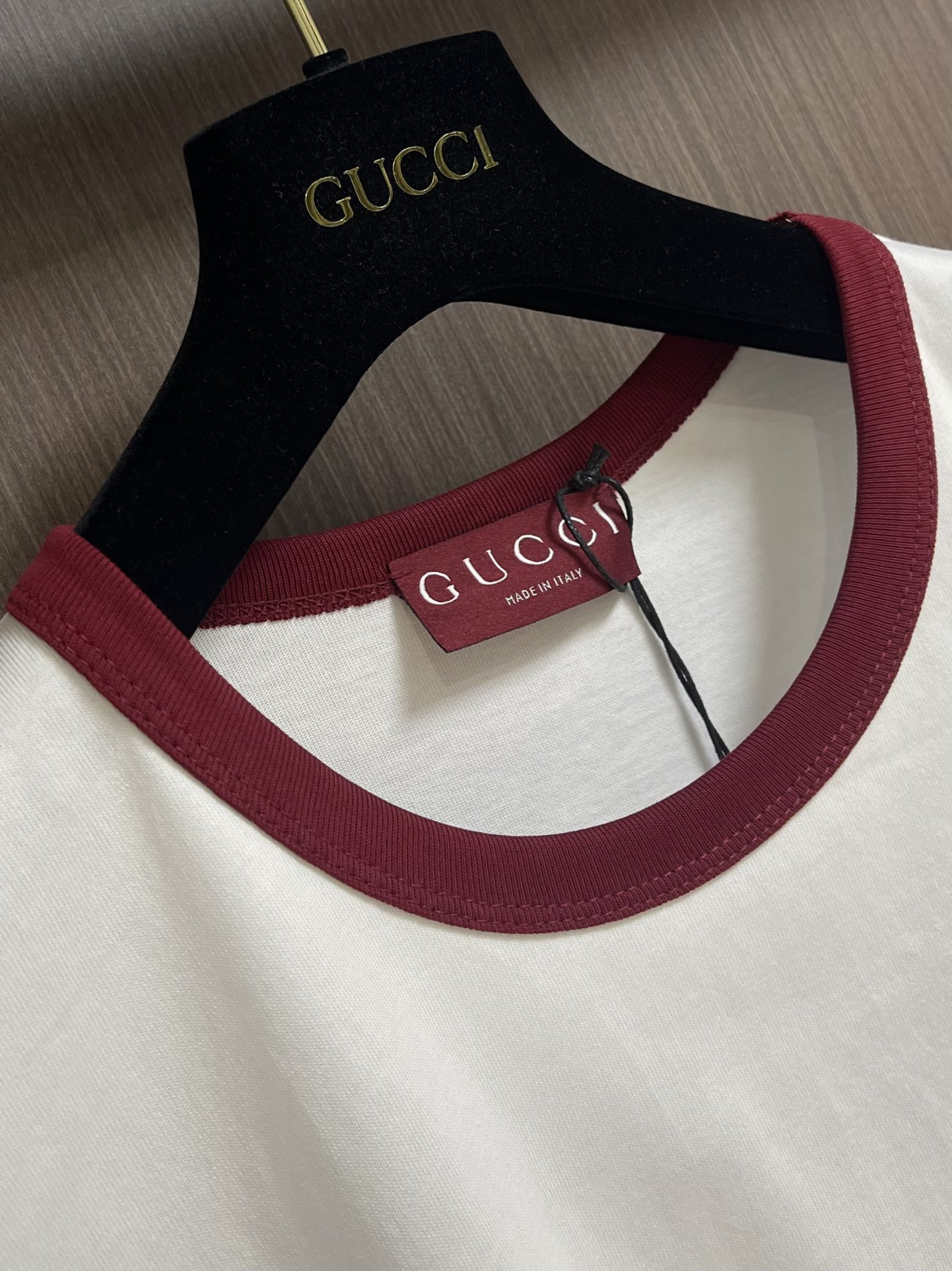 GUCCI2024SS春夏新款刺绣圆领短袖t恤质感高级透气舒适圆领撞色短袖酒红色双股螺纹领口袖口同样设计