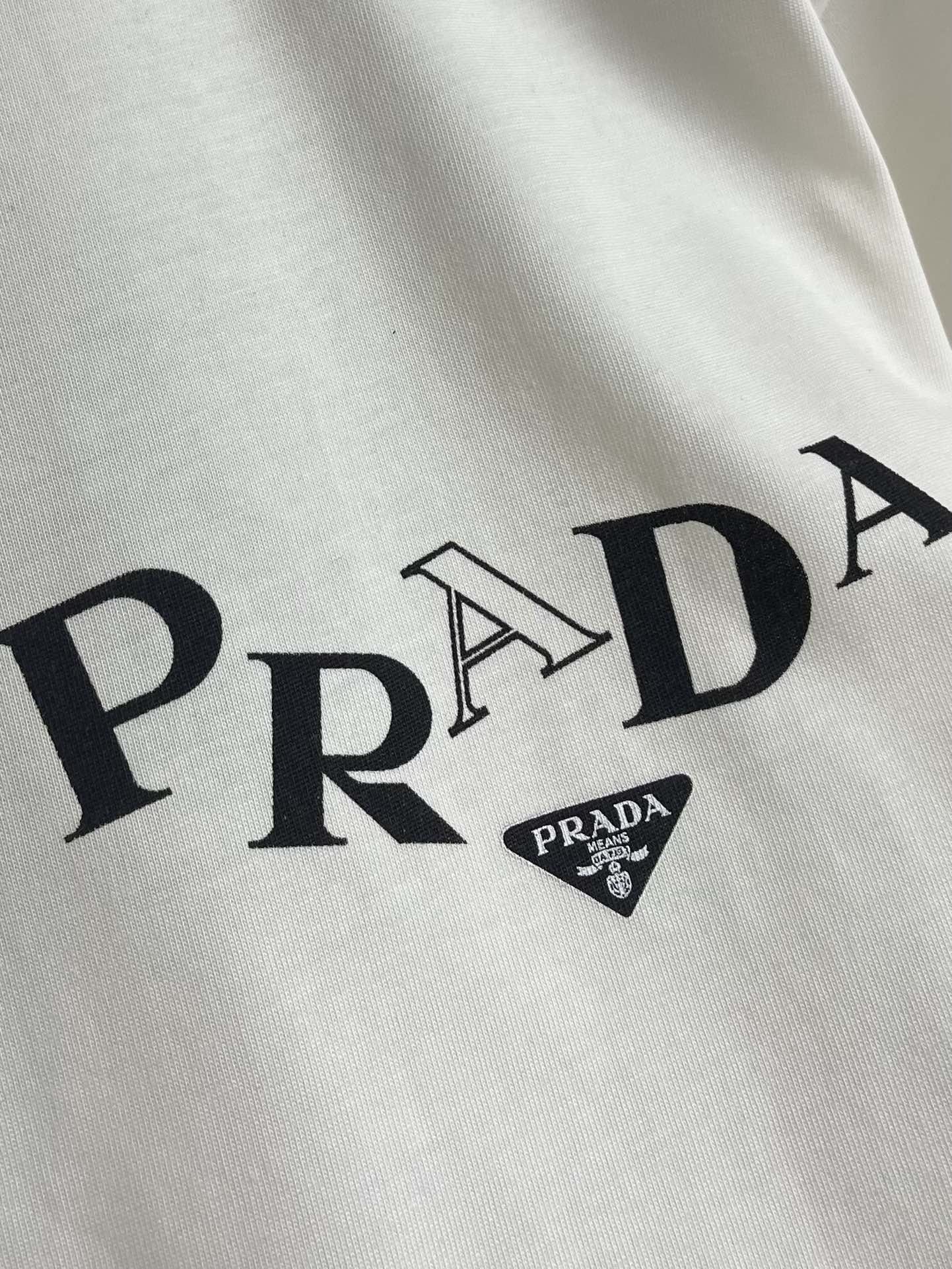 Prada2024SS字母印花图案圆领T恤！进口面料款独特设计采用进口高端订制面料面料版型超赞尺码M-3