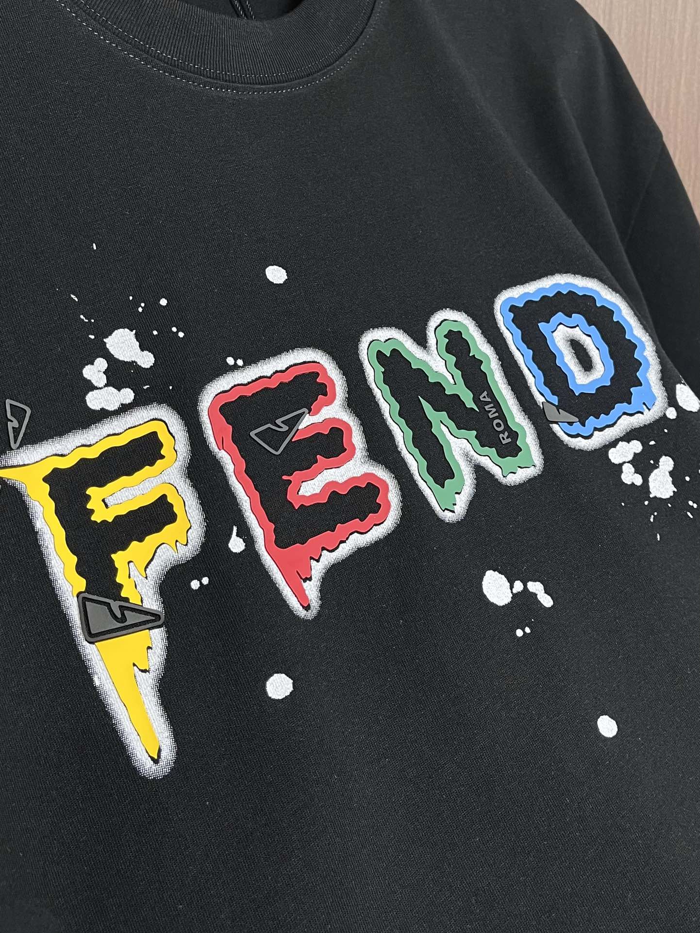 FENDIlogo标识短袖T恤客供高克重针凿质感的纯棉面料制作面料手感肉实质感出色柔软透气的亲肤感宽松o