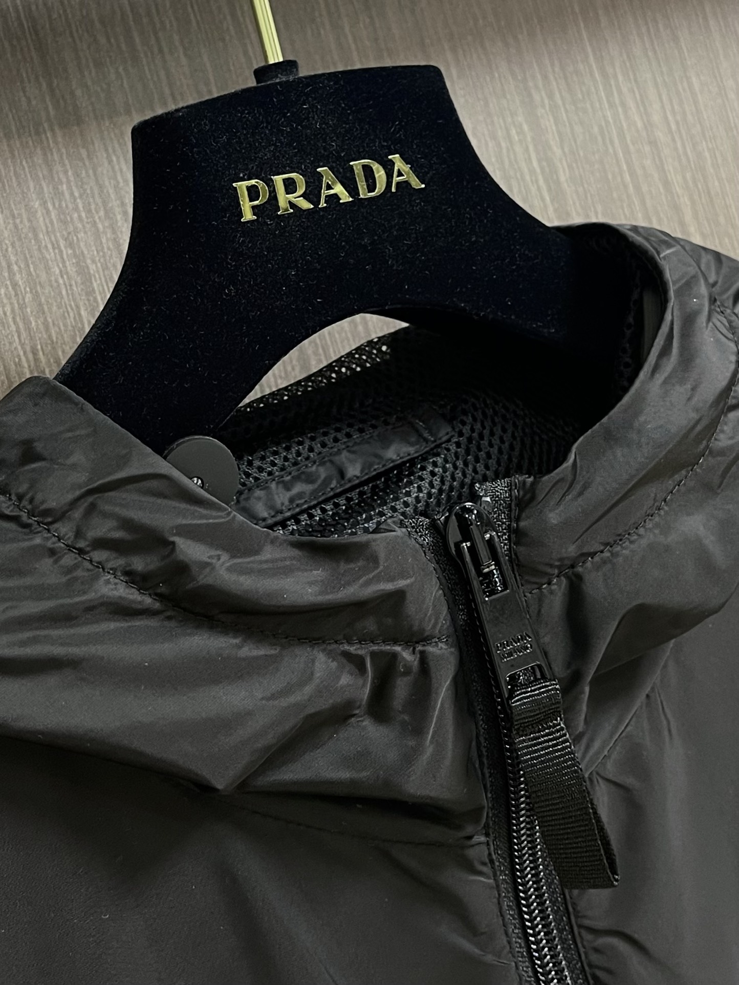 Prada2024ss春季夹克外套采用聚酯防晒防风面料内衬搭配网布手感柔软细腻上身柔软舒适衣襟收口设计经