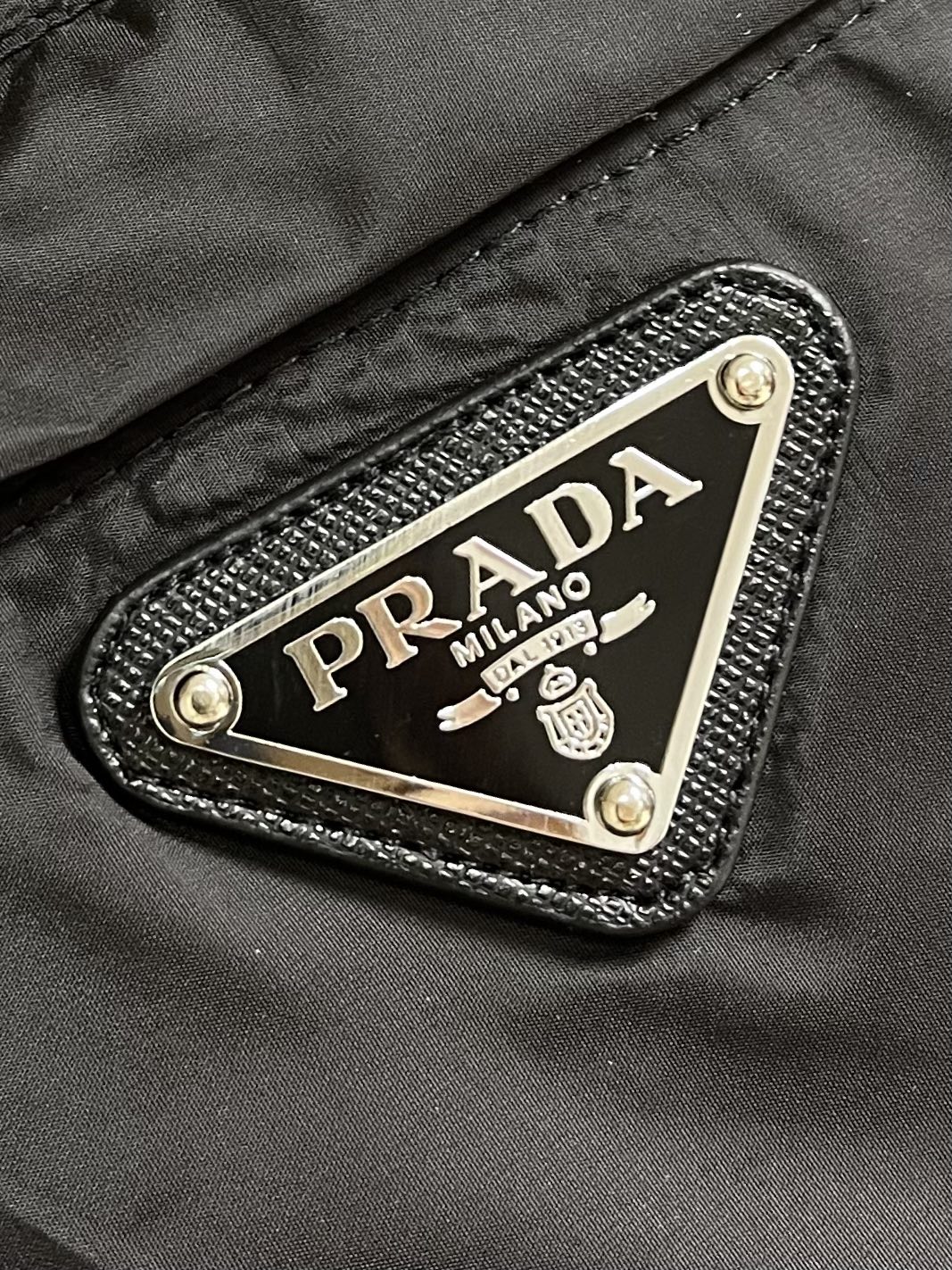 Prada2024ss春季夹克外套采用聚酯防晒防风面料内衬搭配网布手感柔软细腻上身柔软舒适衣襟收口设计经