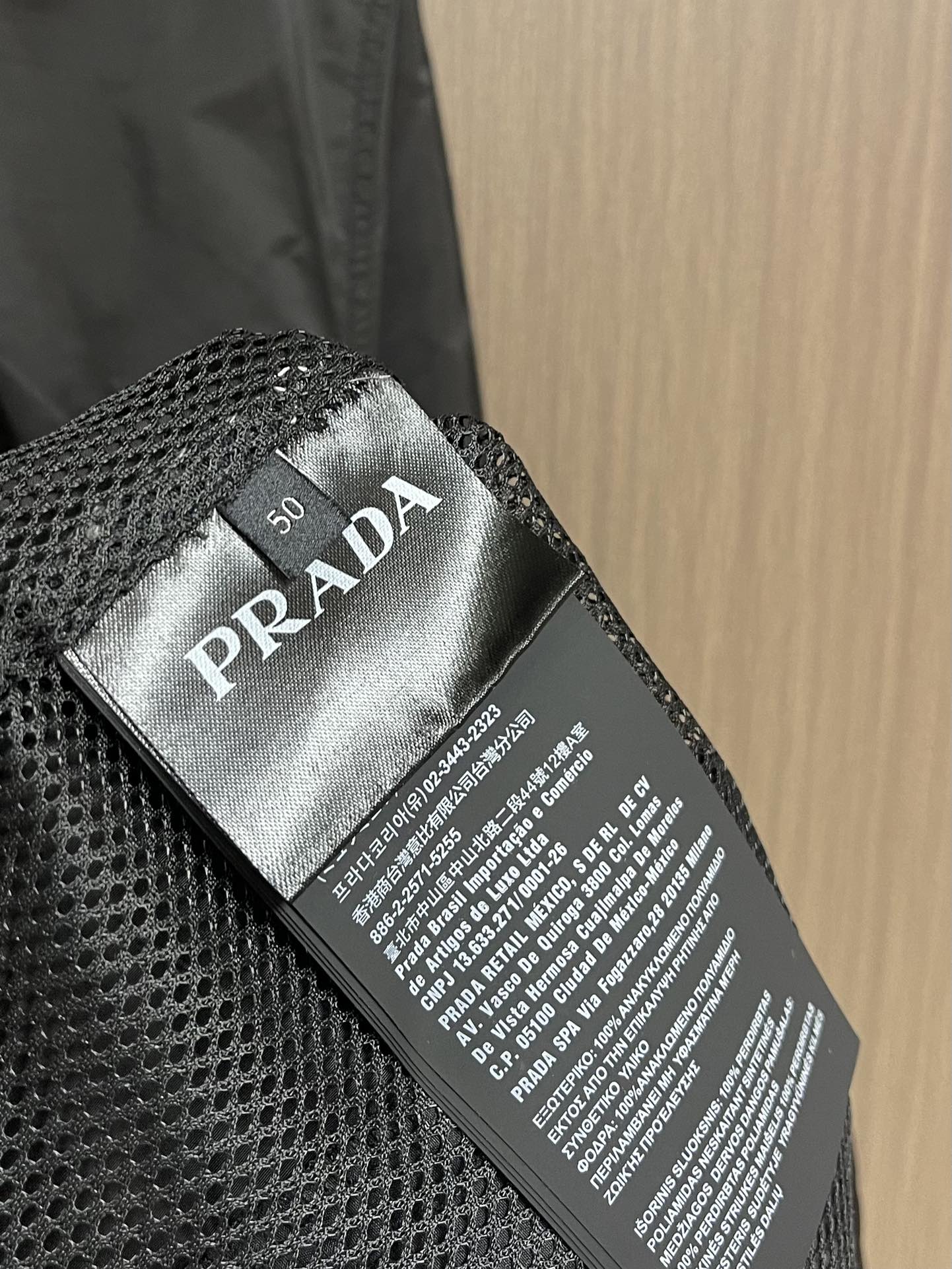 Prada2024ss春季夹克外套采用聚酯防晒防风面料内衬搭配网布手感柔软细腻上身柔软舒适衣襟收口设计经