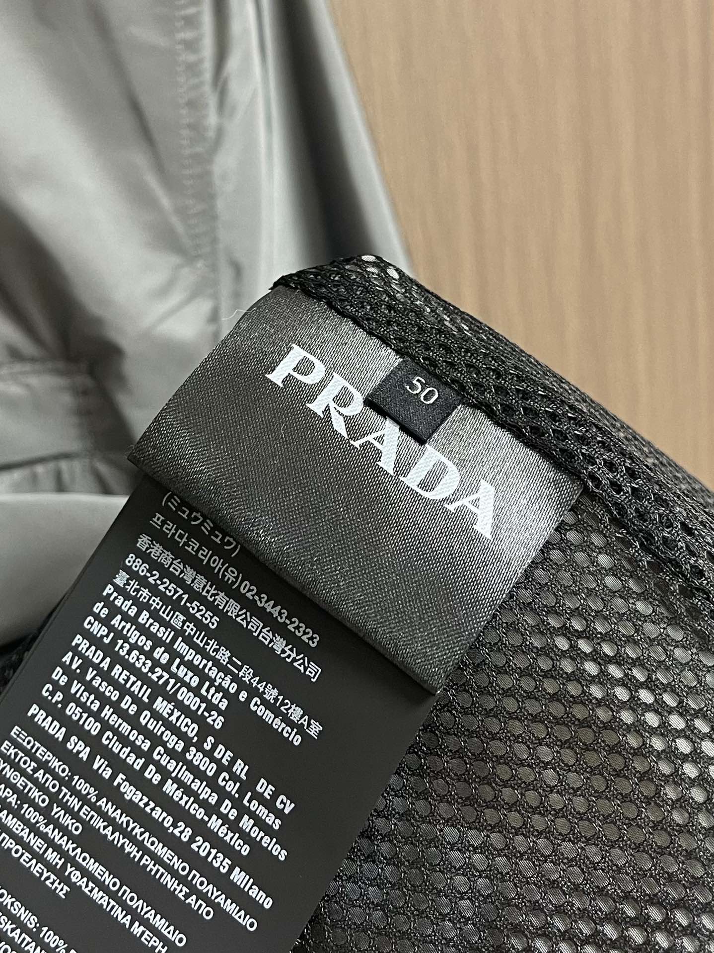 Prada2024ss春季夹克外套采用聚酯防晒防风面料内衬搭配网布手感柔软细腻上身柔软舒适衣襟收口设计经