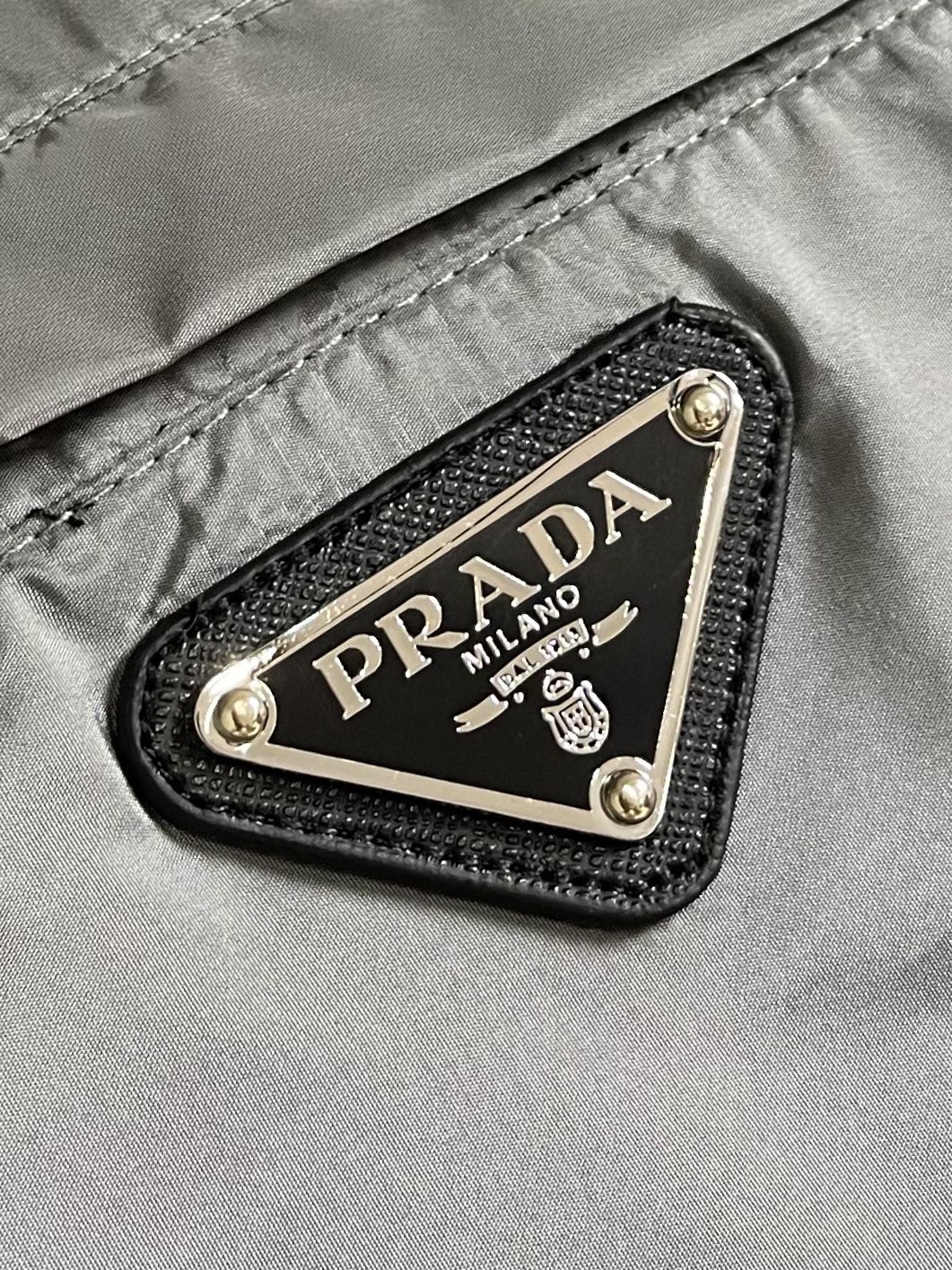 Prada2024ss春季夹克外套采用聚酯防晒防风面料内衬搭配网布手感柔软细腻上身柔软舒适衣襟收口设计经