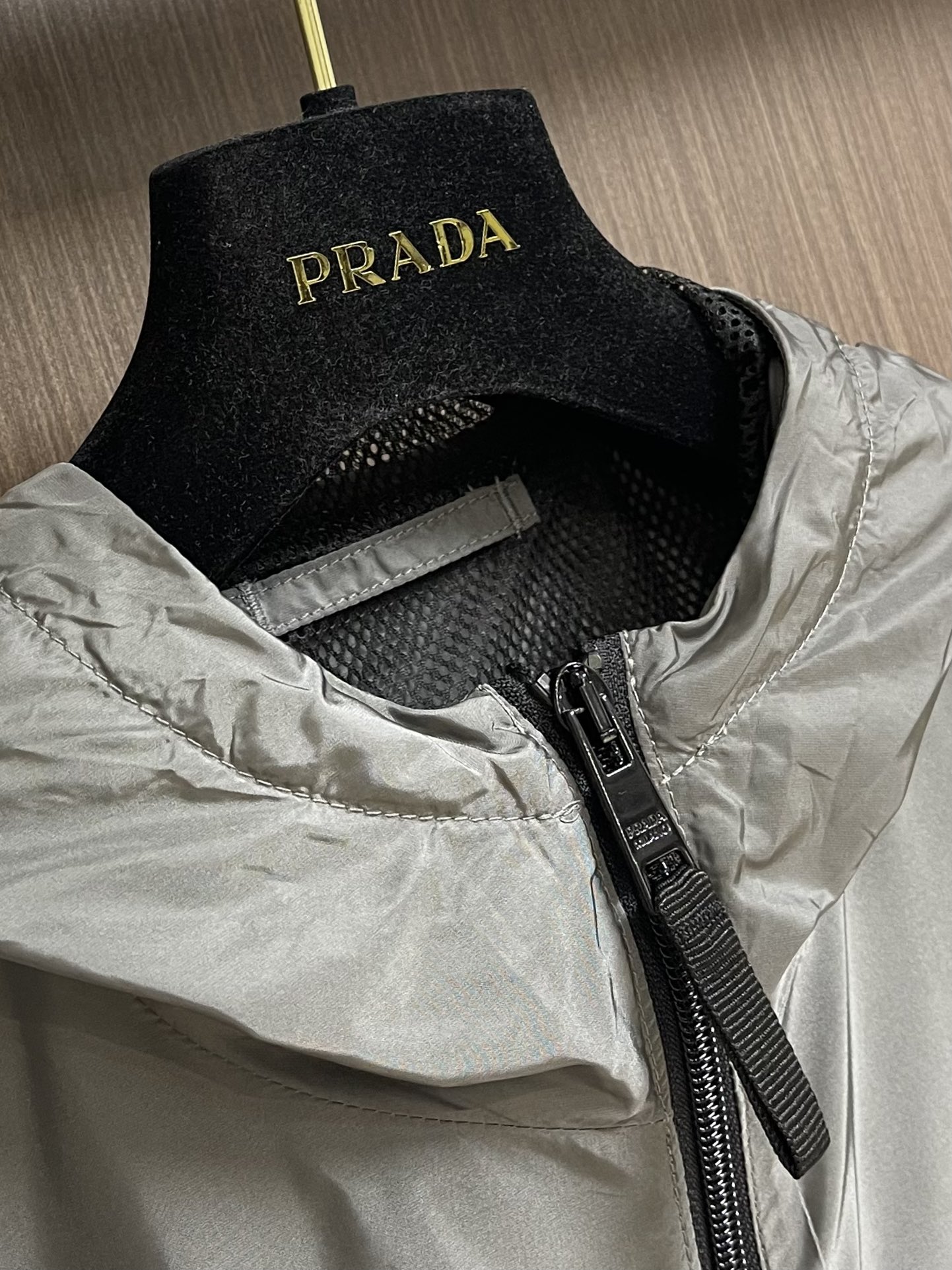 Prada2024ss春季夹克外套采用聚酯防晒防风面料内衬搭配网布手感柔软细腻上身柔软舒适衣襟收口设计经