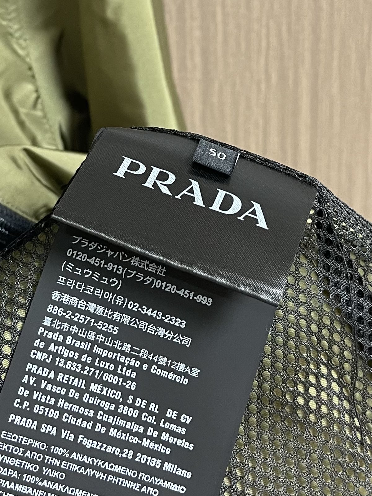 Prada2024ss春季夹克外套采用聚酯防晒防风面料内衬搭配网布手感柔软细腻上身柔软舒适衣襟收口设计经