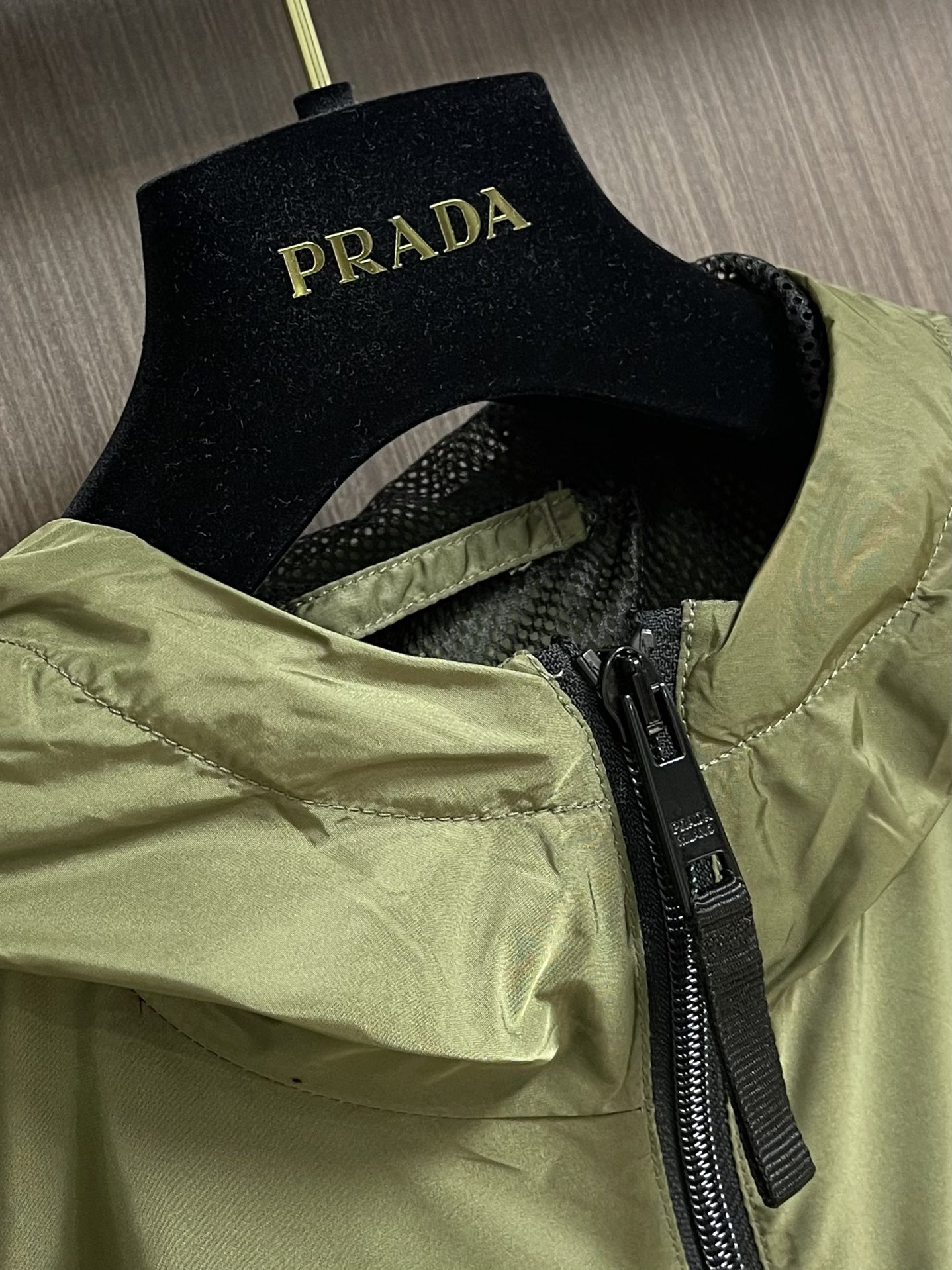 Prada2024ss春季夹克外套采用聚酯防晒防风面料内衬搭配网布手感柔软细腻上身柔软舒适衣襟收口设计经