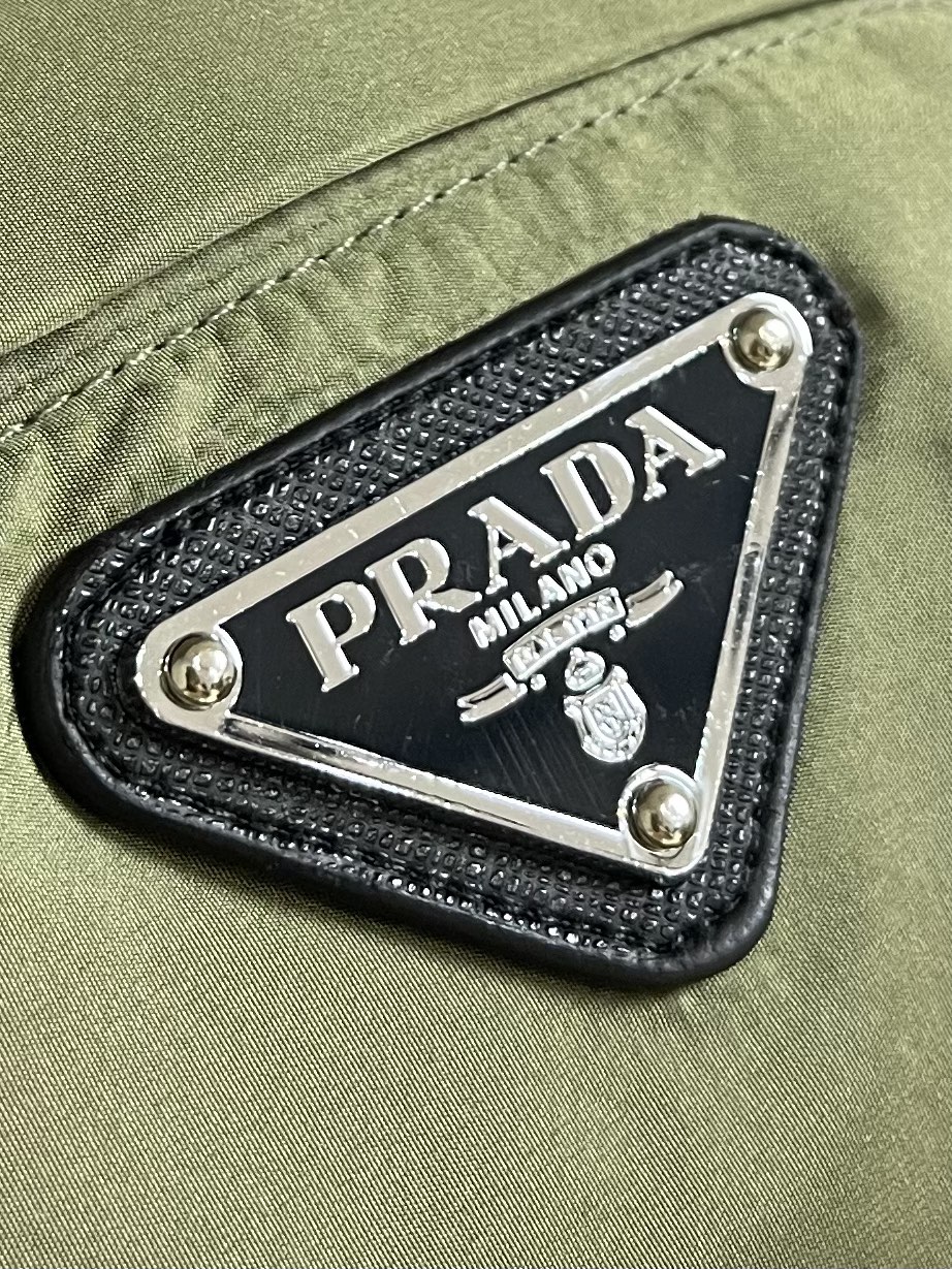 Prada2024ss春季夹克外套采用聚酯防晒防风面料内衬搭配网布手感柔软细腻上身柔软舒适衣襟收口设计经