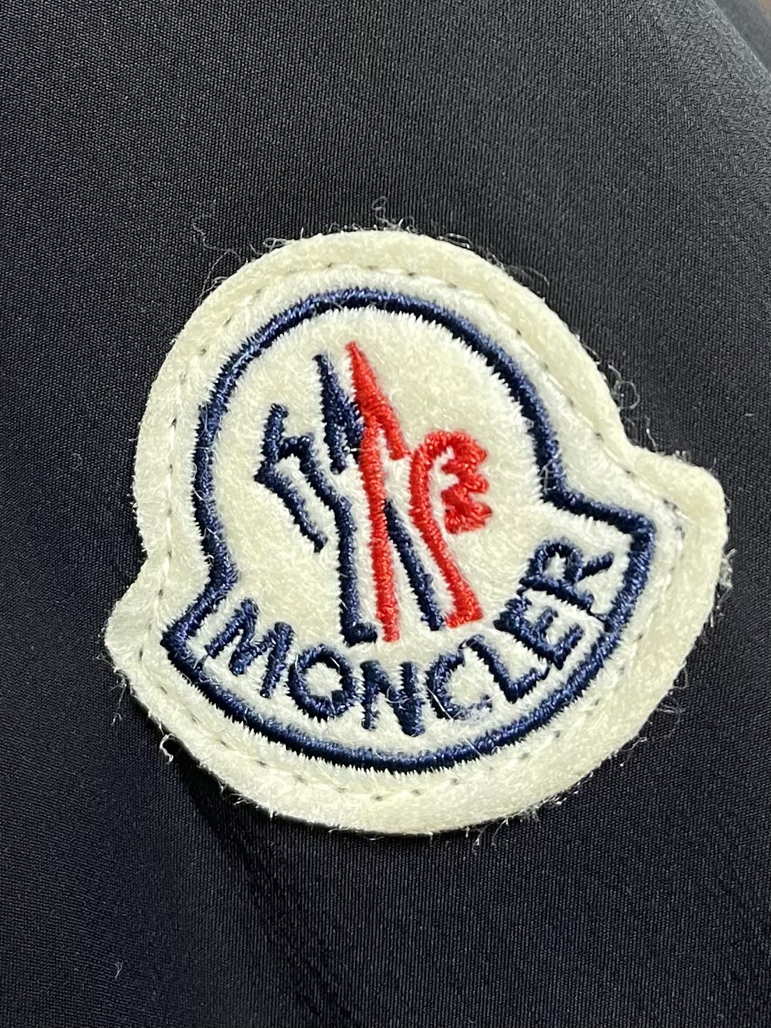 Moncler薄款夹克拉链防晒衣春夏新品轻薄防晒衣超级干净清新的夹克面料采用100锦纶制成很轻薄的防晒服