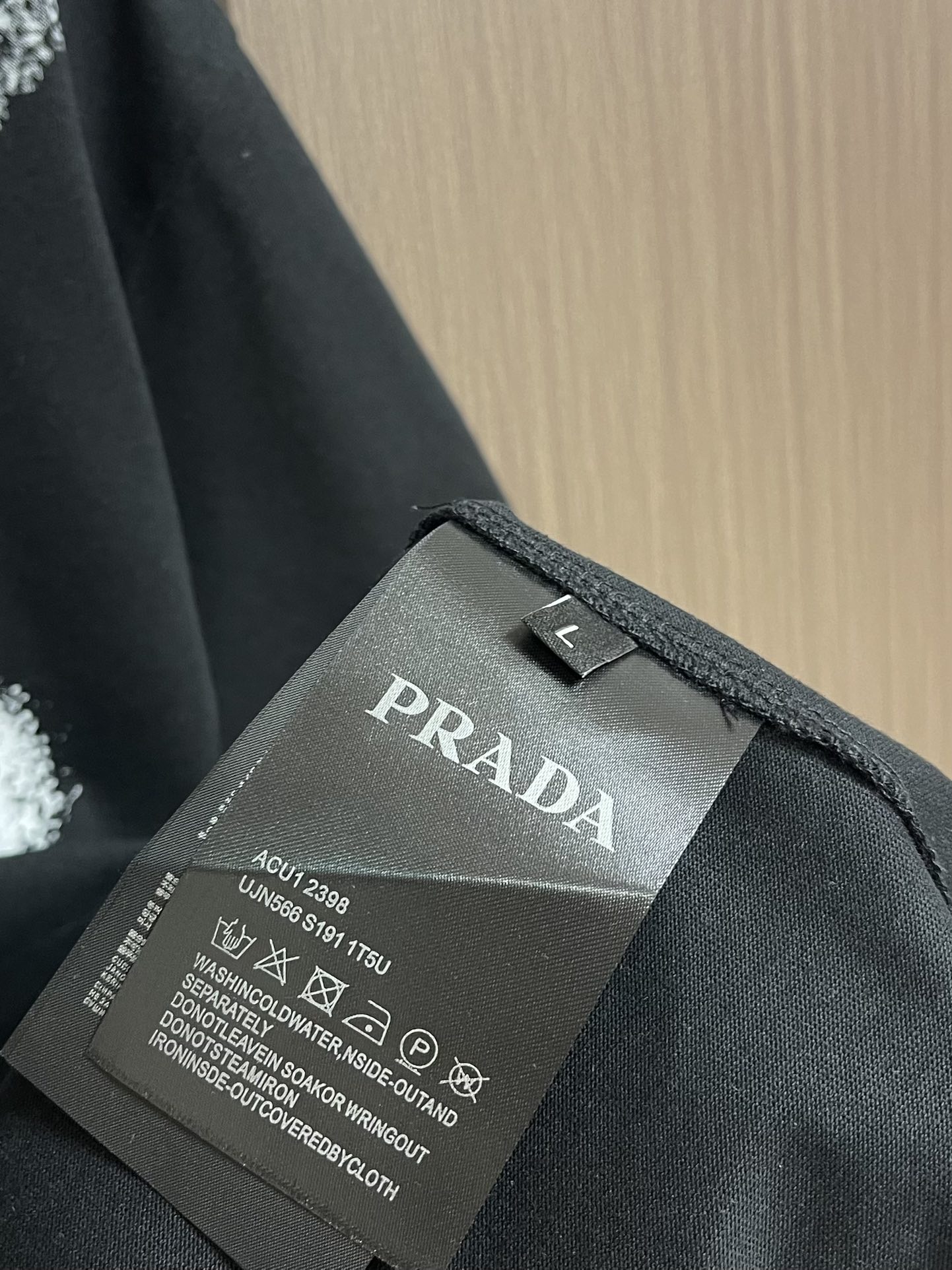 Prada2024ss夏季新款涂鸦设计经典t恤短袖极简版型t恤饰以极具品牌风品牌涂鸦设计面料取用270克