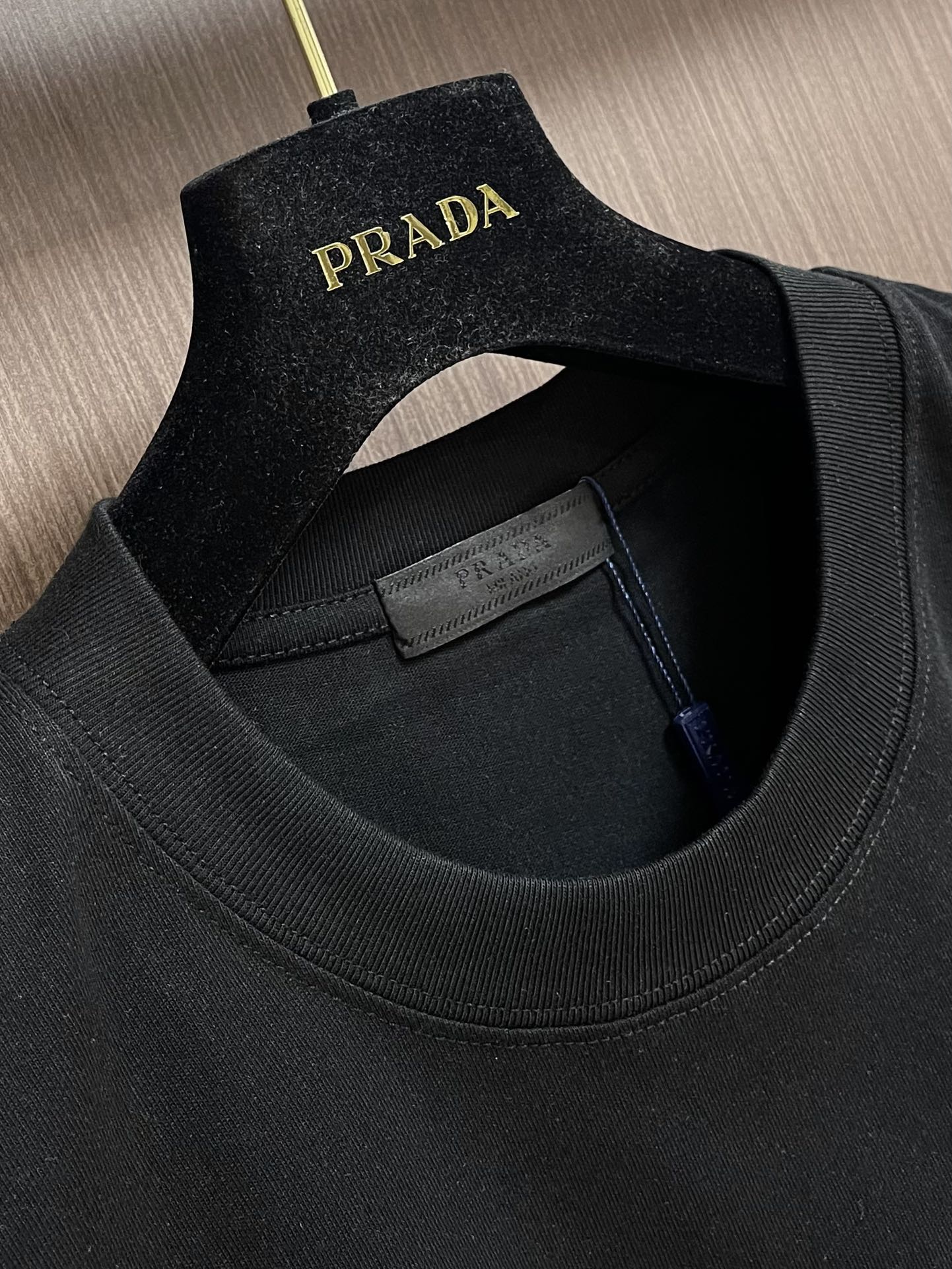 Prada2024ss夏季新款涂鸦设计经典t恤短袖极简版型t恤饰以极具品牌风品牌涂鸦设计面料取用270克