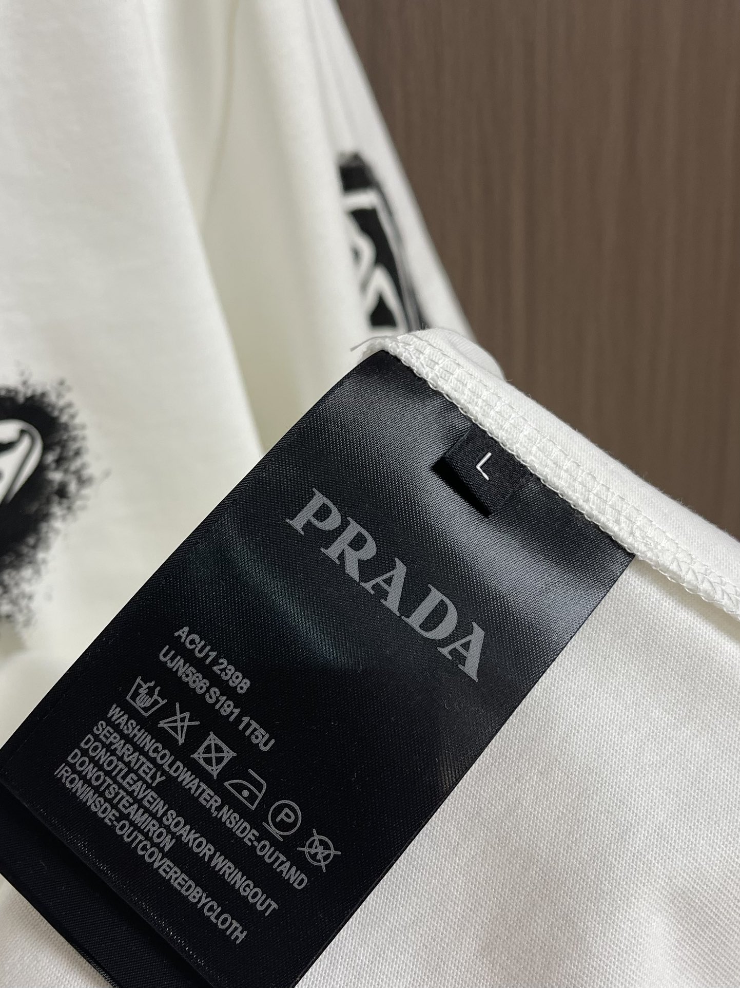 Prada2024ss夏季新款涂鸦设计经典t恤短袖极简版型t恤饰以极具品牌风品牌涂鸦设计面料取用270克