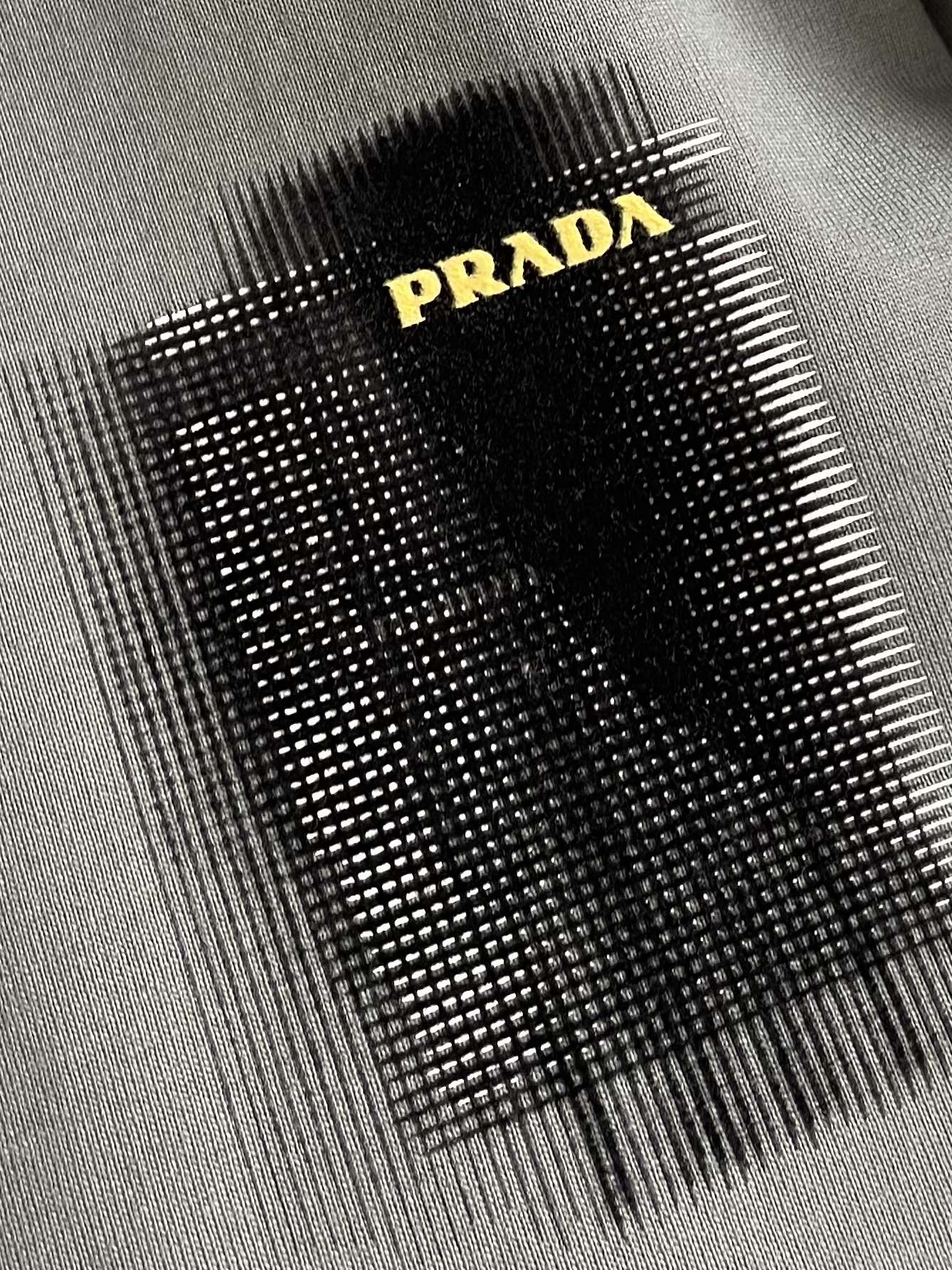 Prada2024ss早春字母棉质圆领套头短袖T恤男女同款印花压字母徽标休闲百搭短袖衫！限量级高奢单品男