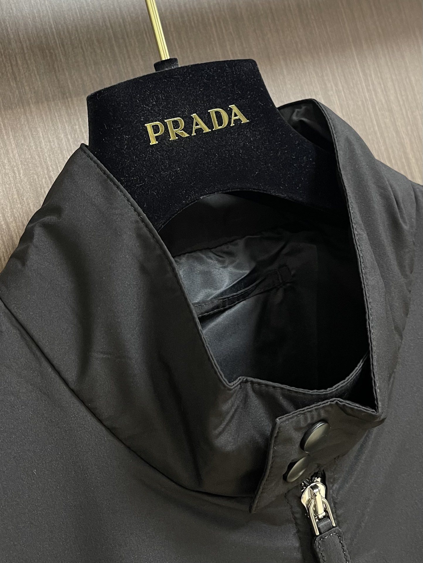 Prada2024早秋新款飞行员夹克这款飞行员夹克是二零二四秋季新品正面饰以三角贴布标志采用黑色棉质混纺