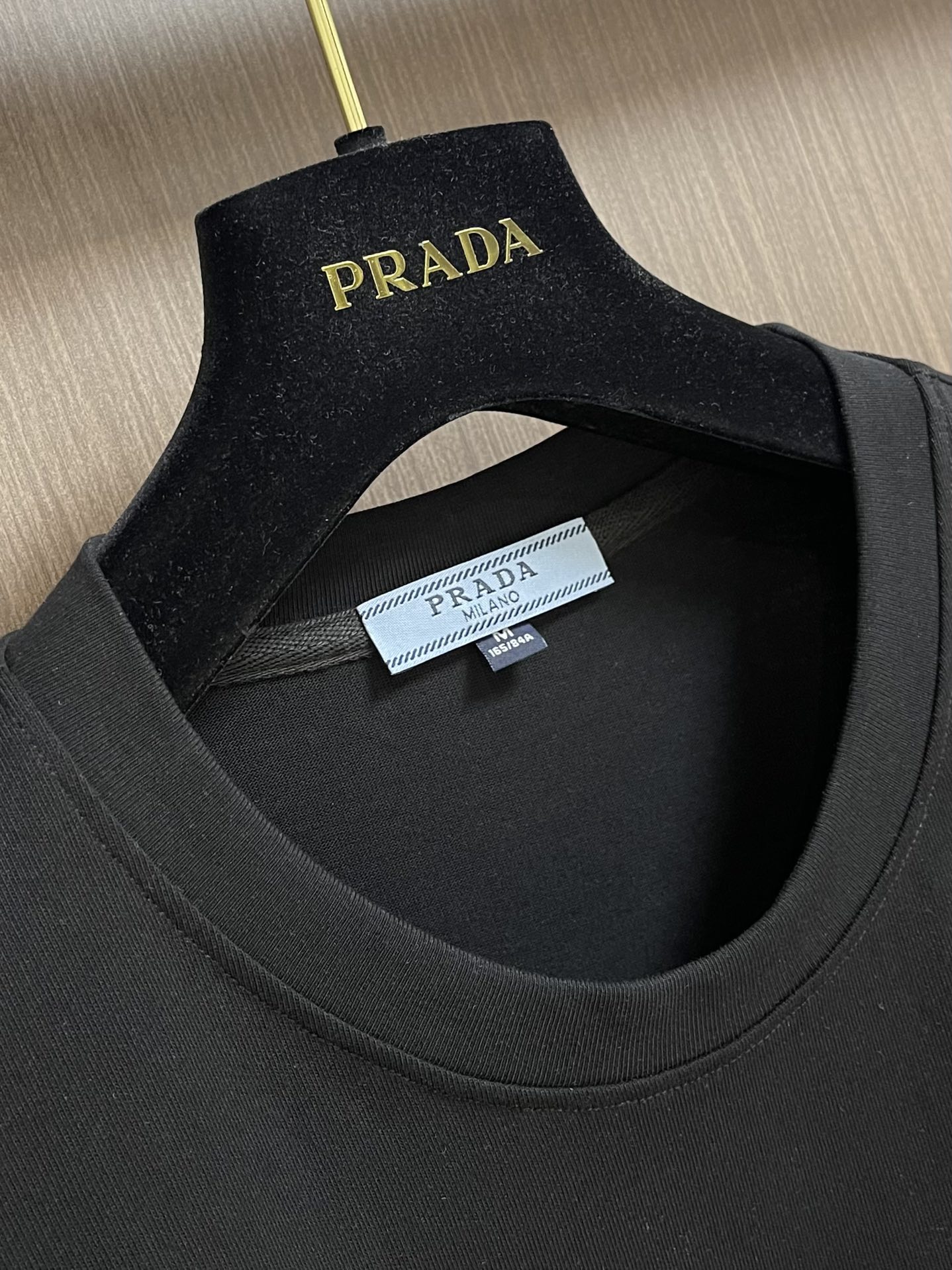 Prada2024ss春夏新品胸前口袋短袖T恤常规设计裁剪兼具个性时尚范儿与生俱来的不平凡单穿内搭皆适宜