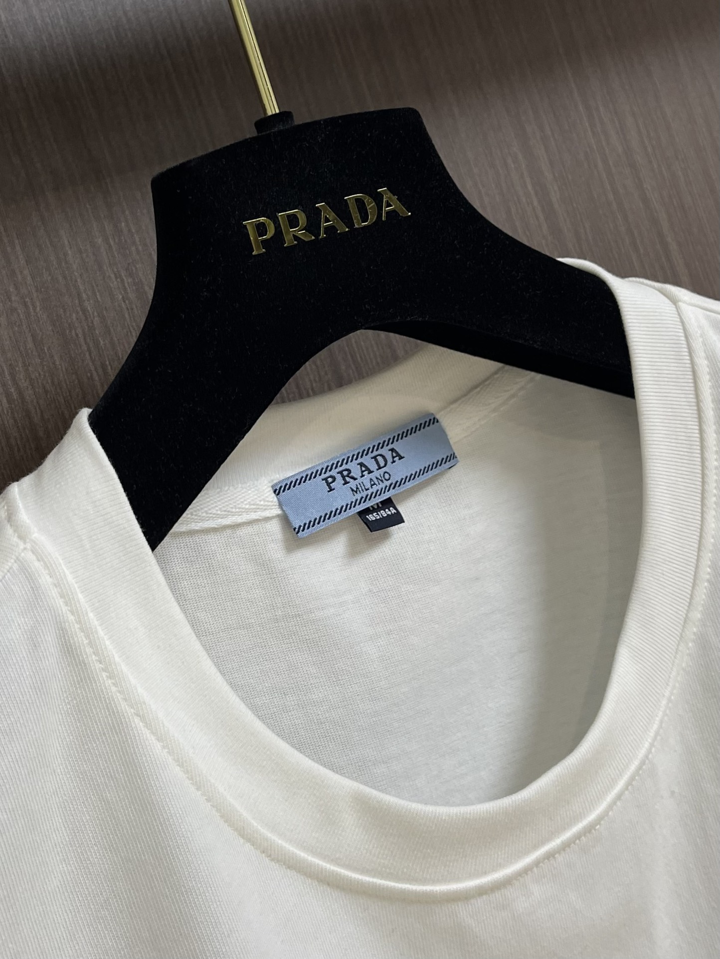 Prada2024ss春夏新品胸前口袋短袖T恤常规设计裁剪兼具个性时尚范儿与生俱来的不平凡单穿内搭皆适宜