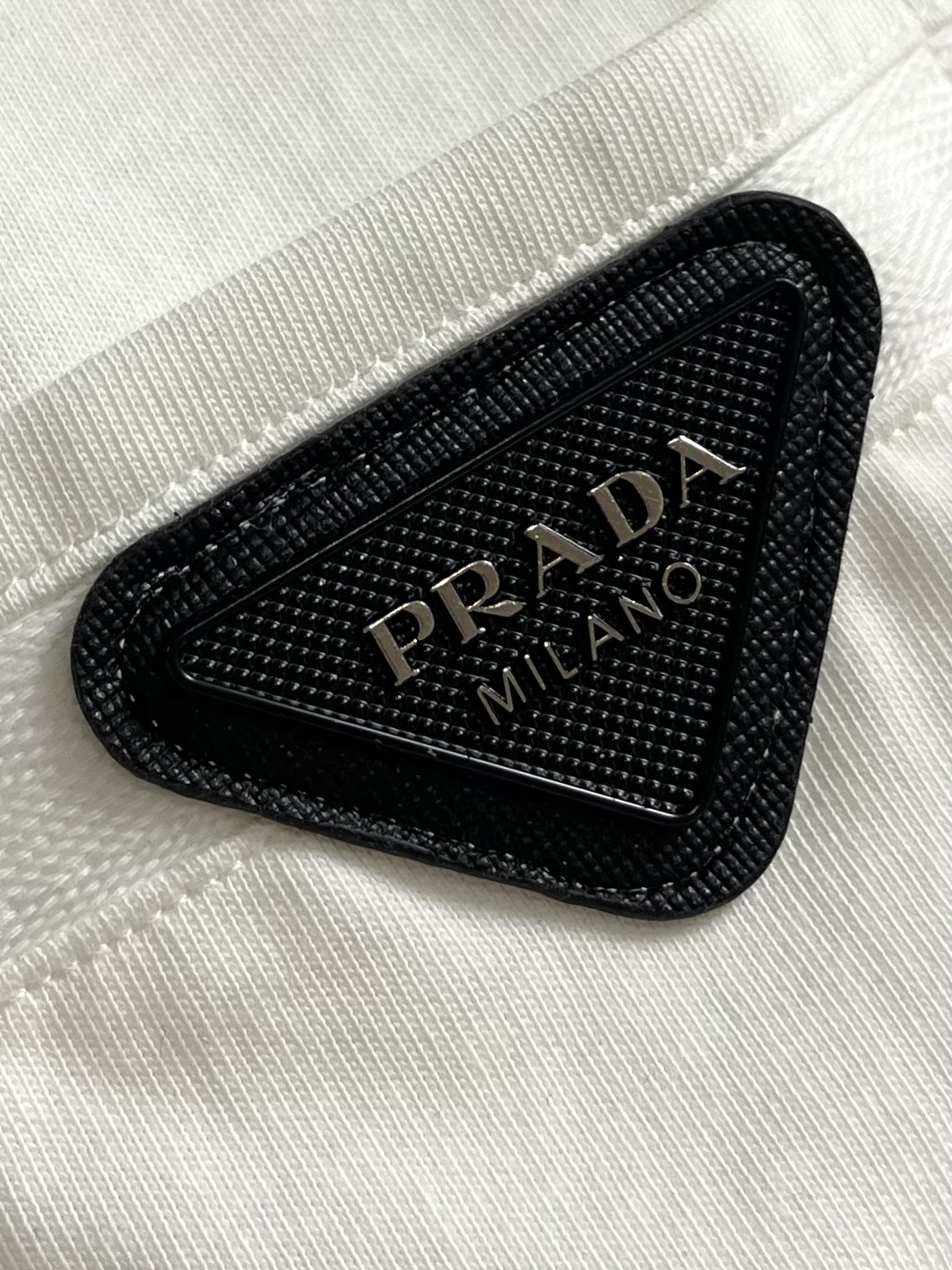 Prada2024ss春夏新品胸前口袋短袖T恤常规设计裁剪兼具个性时尚范儿与生俱来的不平凡单穿内搭皆适宜