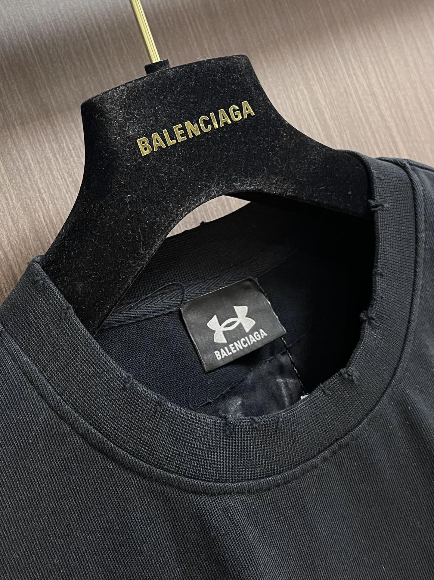 Balenciagxua联名系列短袖t恤宽松版型客供订织280克纯棉面料此面料要明显好于普通纱的面料由于