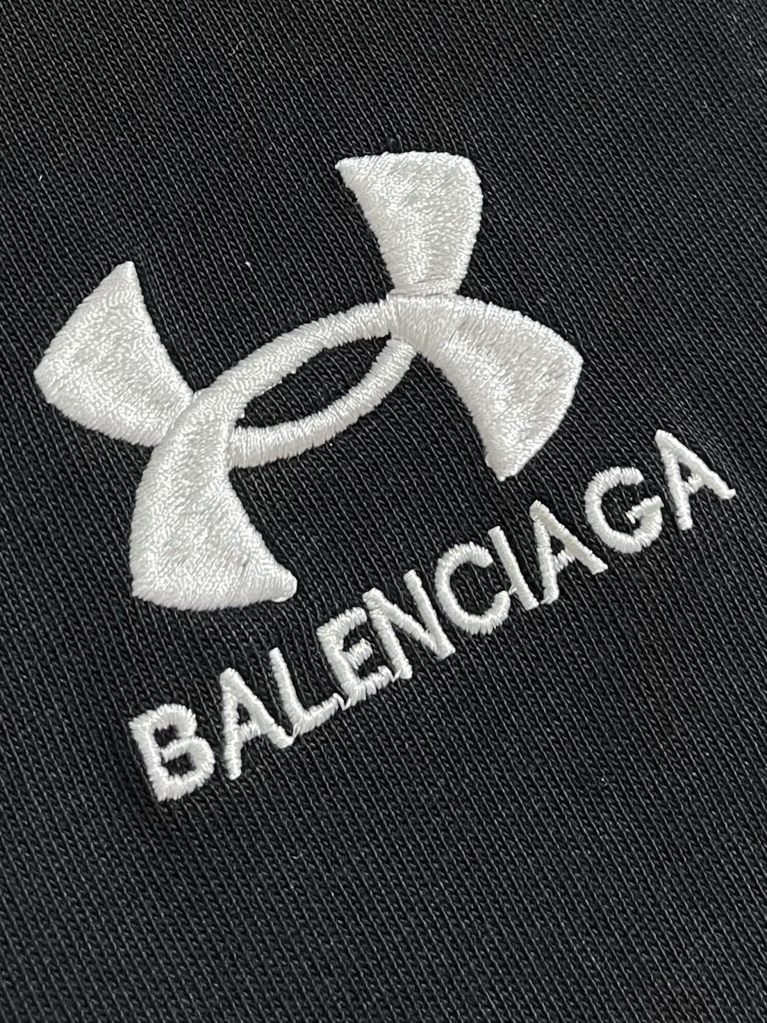 Balenciagxua联名系列短袖t恤宽松版型客供订织280克纯棉面料此面料要明显好于普通纱的面料由于