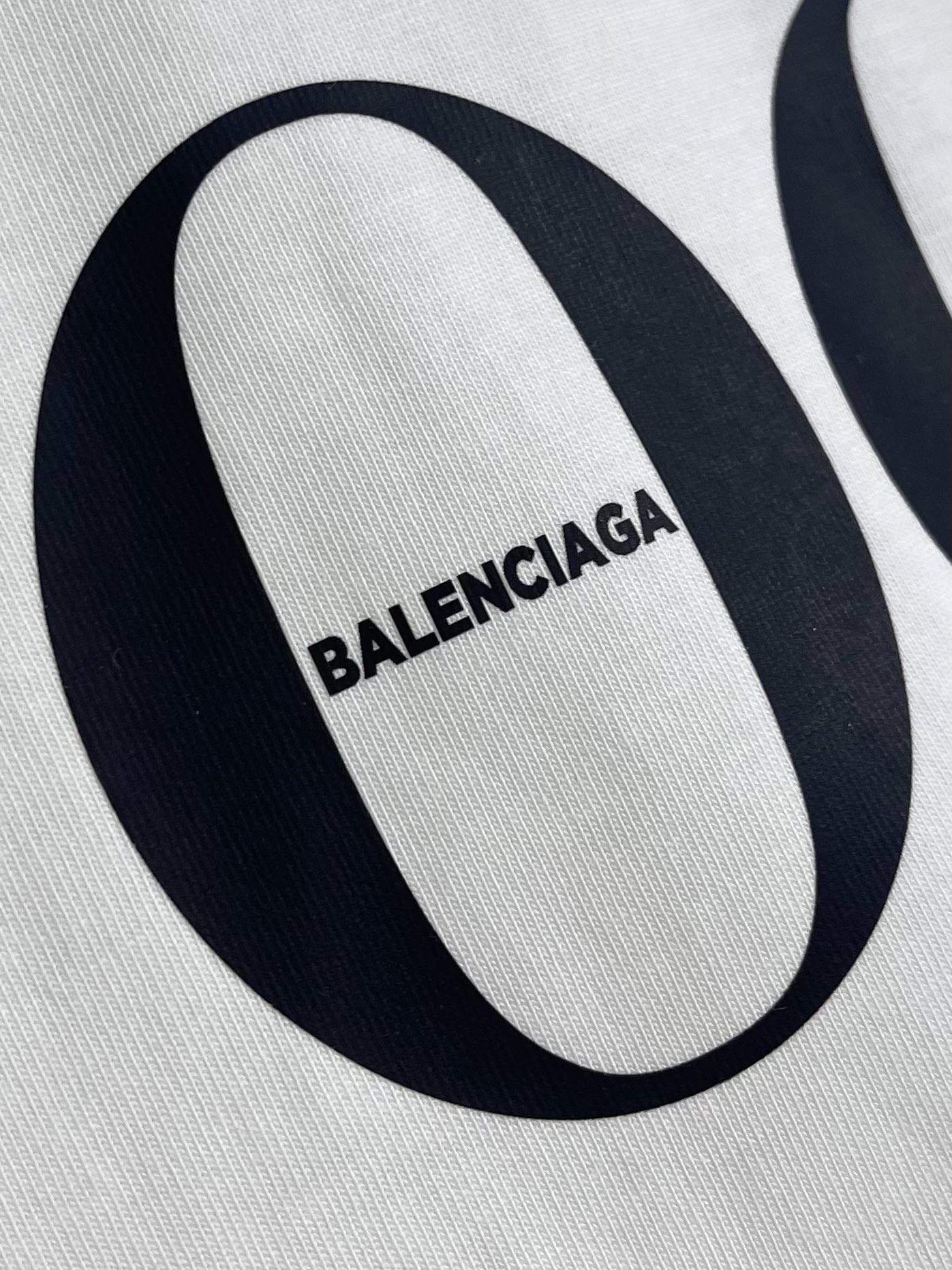 Balenciaga巴黎世家和vogue的限定联名圆领T恤在日本限定发售啦！这次的数量比之前银座限定还要