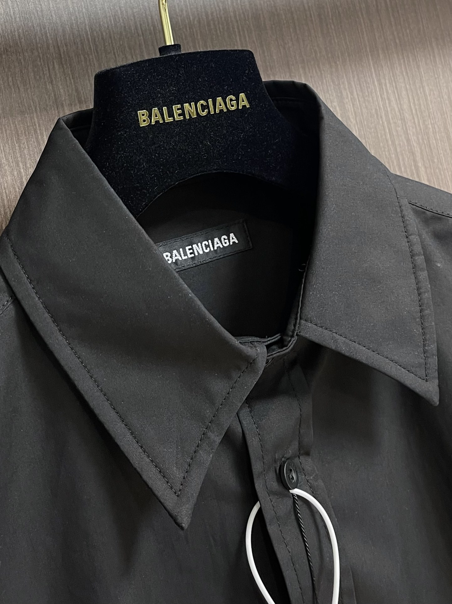 Balenciaga烫钻衬衫面料定制液氨防腐抗皱棉平纹衬衫面料柔软细腻舒适贴肤前幅饰以同质化cleanf