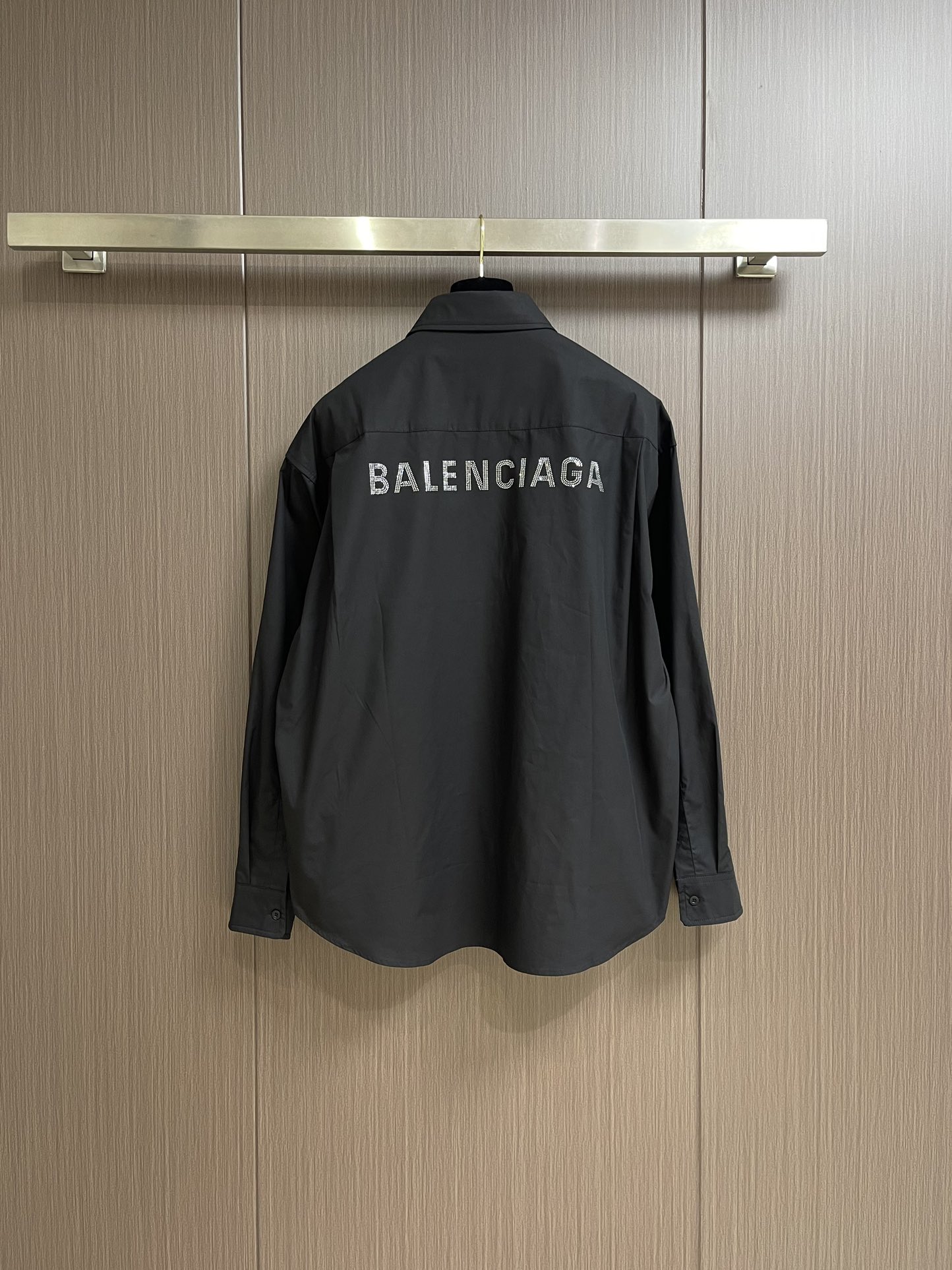 Balenciaga烫钻衬衫面料定制液氨防腐抗皱棉平纹衬衫面料柔软细腻舒适贴肤前幅饰以同质化cleanf