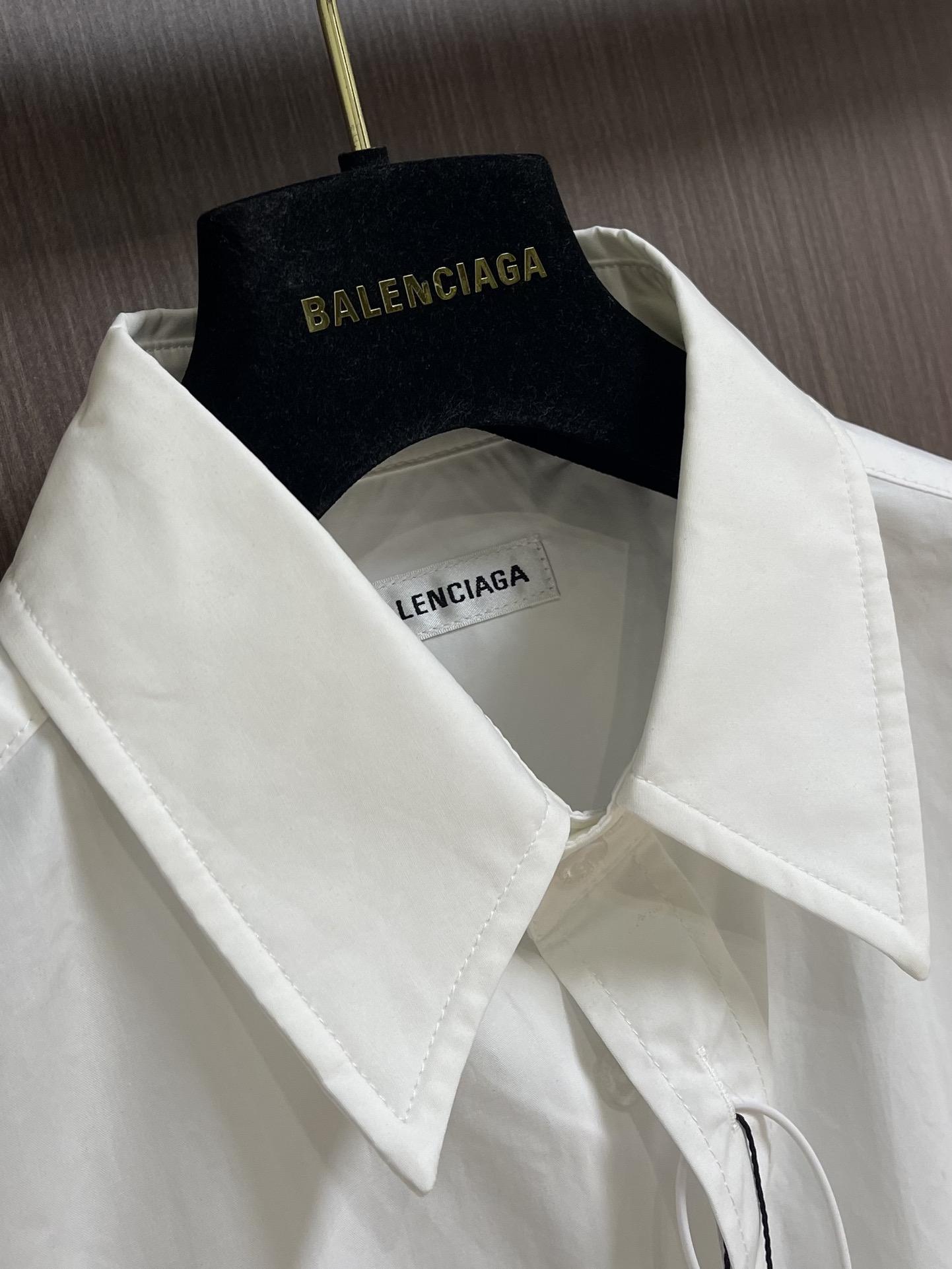 Balenciaga烫钻衬衫面料定制液氨防腐抗皱棉平纹衬衫面料柔软细腻舒适贴肤前幅饰以同质化cleanf