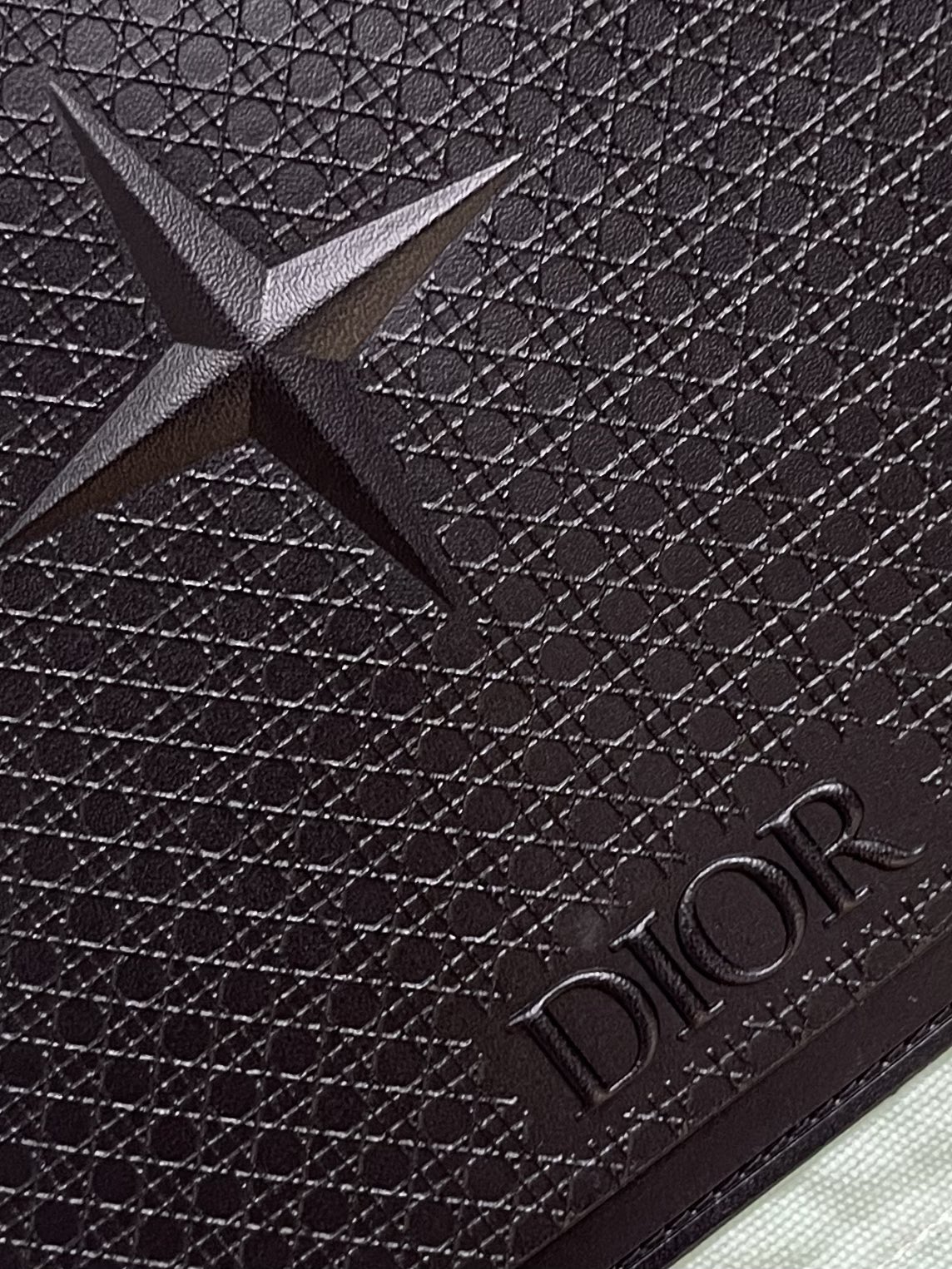 Dior2024ss春夏新款短裤来自diorandstoneisland联名系列以休闲的美学风格重新演绎