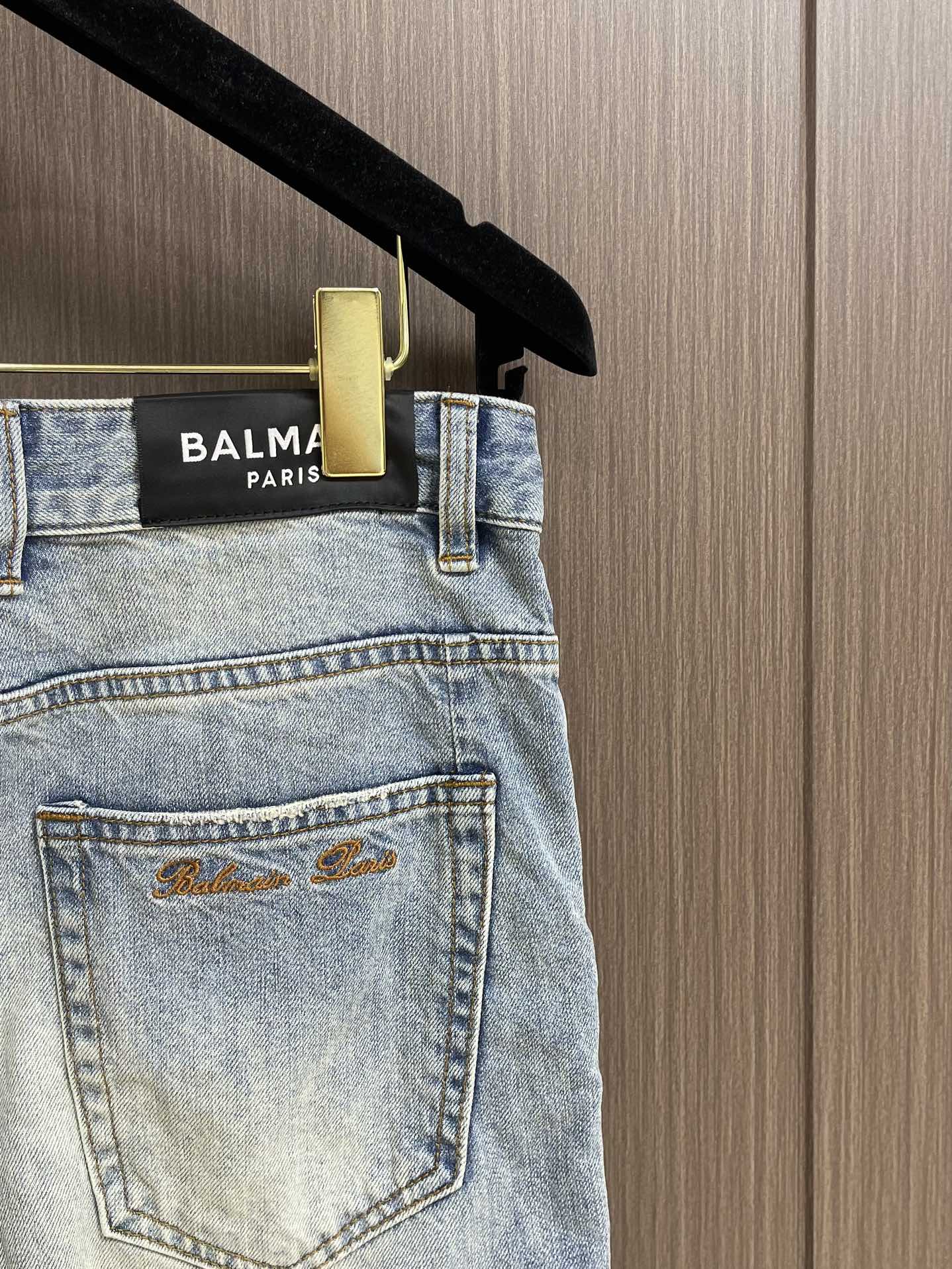 Balmain巴尔曼新款后袋logo标识修身牛仔裤通常衣橱里还是以基本款为主的简简单单的搭配让你轻松拥有