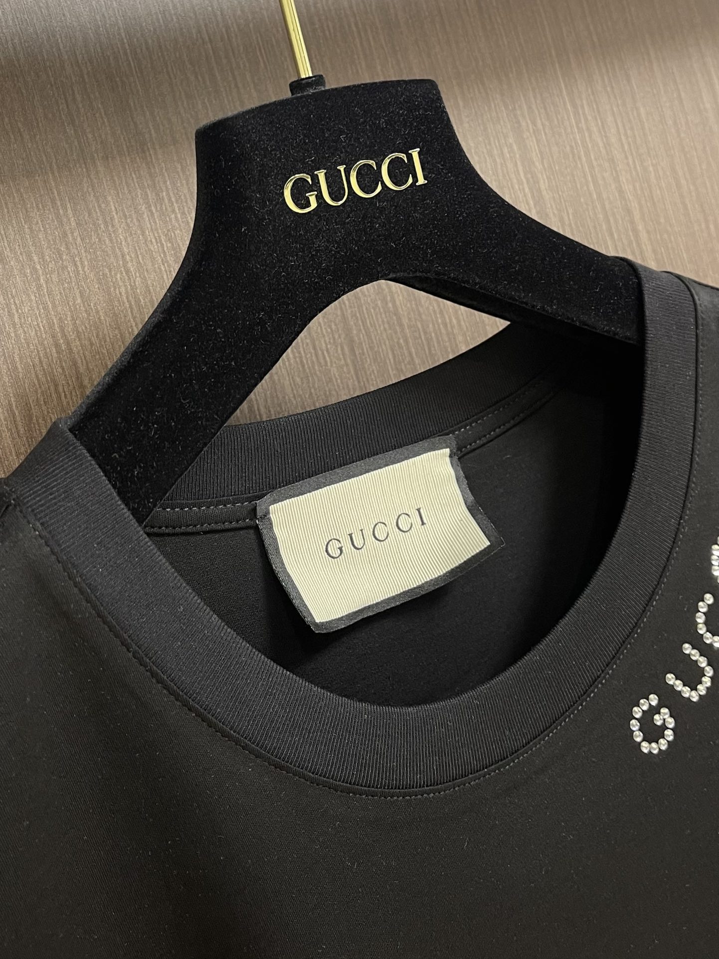 GUCCI烫钻logo标识印花情侣款短袖T恤高品格的元素点缀匠心呈现这季的魅力穿搭！客供针织棉面料高克重