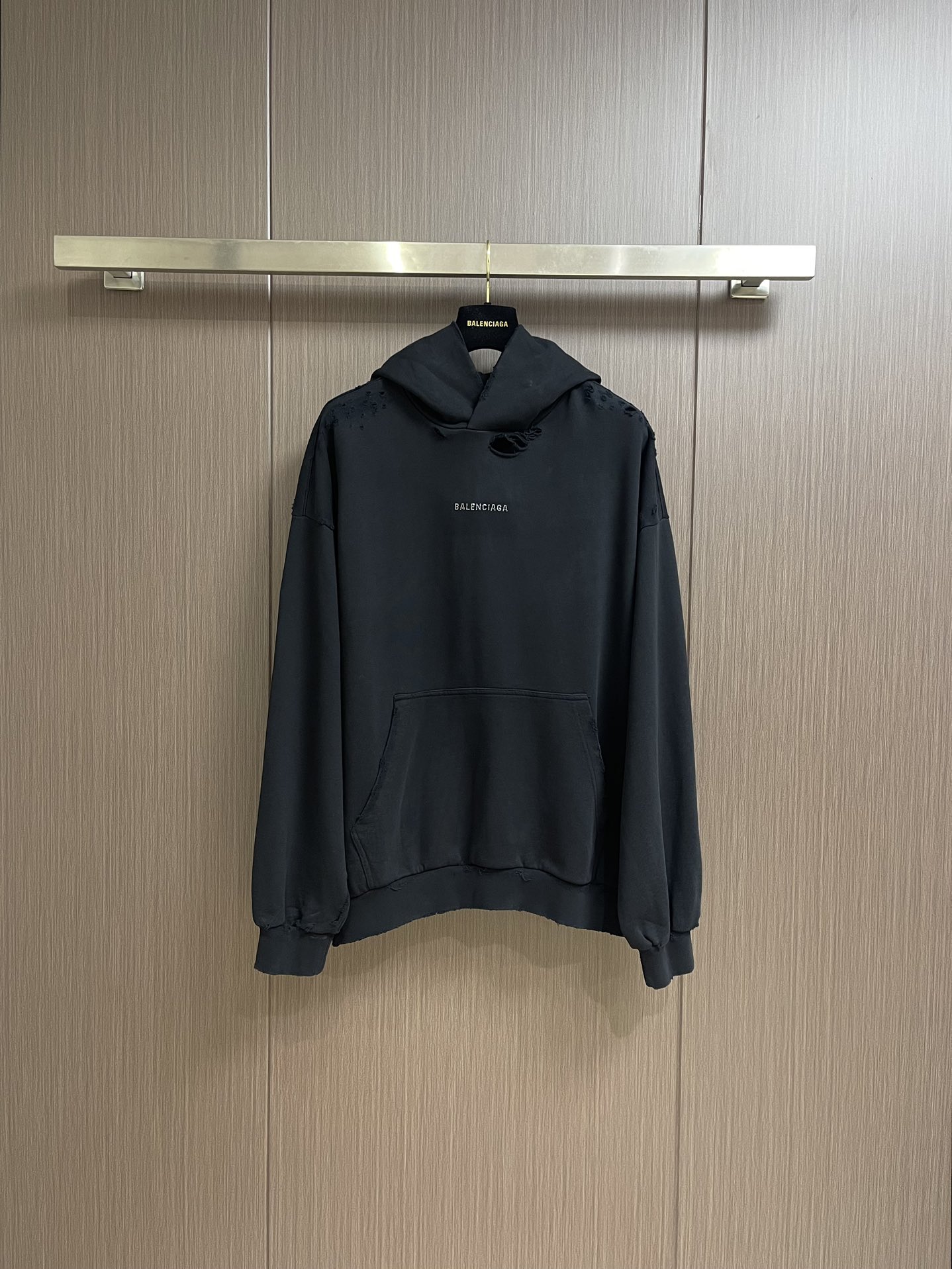 NO:411912,Balenciaga's new front and rear styling logo letter printed hooded sweatshirt in the early autumn. Black color scheme, same style for men and women. Craft description 100% fixed weaving and dyeing pure cotton fabric. Overall washing and old-fashioned process. Soft and comfortable. The cuffs and hem are made of pure hand-made natural wear. The line is straight. Imported diamonds are selected for the front and back. After precision sorting, heavy industry high-temperature hot pressing is used until the body is flawless. The color is consistent and there is no color difference. The overall line is straight and delicate. Size S-XL,,balenciaga,hoodie,sweatshirts,hats,alexander wang19860909Balenciaga 早秋新款前后幅烫钻logo字母印花连帽卫衣 黑色配色 男女同款 工艺说明百分百定织定染纯棉面料 整体洗水做旧工艺 手感柔软舒适 袖口以及下摆采用纯手工自然磨破效果 走线平直 前后选用进口奥钻 精密排序后采用重工高温热压至衣身做工完美无瑕 颜色一致无色差 整体走线平直细腻.尺码S-XL,,balenciaga,hoodie,sweatshirts,hats,alexander wang,Men's clothing