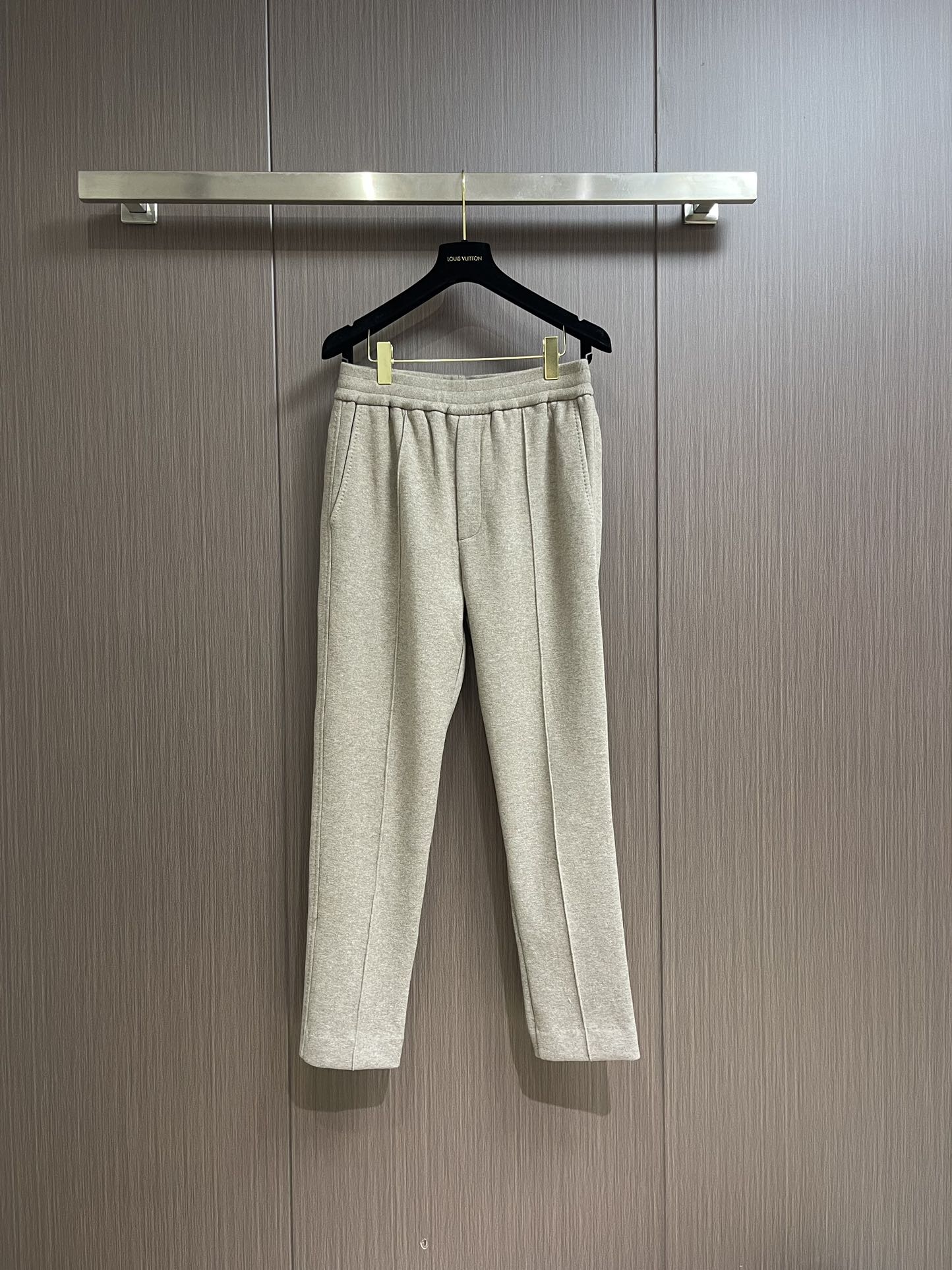 NO:649193,Tops and pants Dior's new autumn and winter wool hooded zipper suit, crisp and stylish, with logo embellishment  There are no flaws in the workmanship. The whole set is made of wool fabric and the drawstring is made of cowhide. It is also equipped with a Dior logo hanging clock. The back collar and back pocket are decorated with labels, and the pockets are also equipped with the iconic CD label. The whole set is sewn with special machine beads for heavy craftsmanship.  .It makes the whole set more refined and high-quality, and also makes the inner and outer layers of fabrics tighter and flatter. The workmanship is really very fine, and the upper body is comfortable. Sizes S-XL, dior, cowhide, hats, alexander  wang19860909上衣 裤子 Dior 秋冬新款羊毛连帽拉链套装,挺括有型,搭配logo点缀 做工任何瑕疵,整套采用羊毛面料材质,抽绳采用牛皮制作而成,还搭配有dior标吊钟,后领及后袋处饰有贴标,口袋还配有标志性cd标.重磅工艺上整套采用专机珠边缝制而成.使得整套更显精致感和品质感,也让里外两层面料压得更紧实,更平整.做工真的非常精细,上身舒适.尺码S-XL,,dior,cowhide,hats,alexander wang,Men's clothing