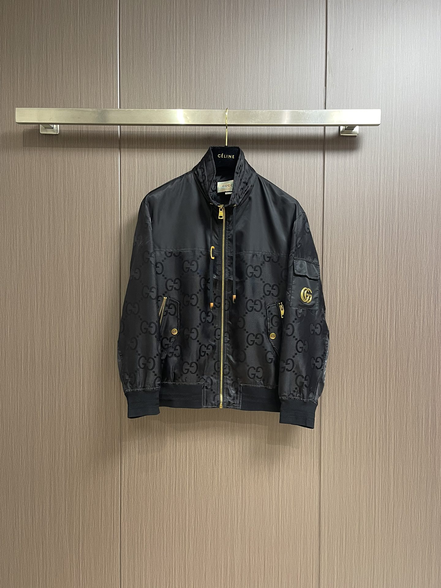 NO:115937,GUCCI 2025ss Spring New Product Classic Old-fashioned Stitched Jacket, the design is handsome and stylish!  A versatile must-have item that easily creates a cool and handsome atmosphere. The printed brand is full of old-fashioned sense. It is particularly eye-catching in the low-key and fashionable contrasting design. The loose style is versatile and can be controlled by any figure!  Original custom imported memory silk fabric is light and breathable!  Full set of open mold hardware accessories. Size 48-56 Size 48-size backcloth length 65cm shoulder width 50.8cm bust 114cm size 50 backcloth length 67cm shoulder width 52cm bust 118cm size 52 backcloth length 69cm shoulder width 53.2cm bust 122cm size 54 backcloth length 71cm shoulder width 54.4cm bust 126cm size 56 backcloth length 72cm shoulder width 55.6cm bust 130cm!  ,,gucci,jackets & coats,jackets & coats,alexander wang19860909GUCCI 2025ss春季新品 经典老花拼接夹克外套,设计帅气有型！百搭必备单品,轻松营造酷帅氛围感,满印的品牌老花高级感满满,在低调又时髦撞色设计特别吸睛,宽松版型百搭人,任何身材都能驾驭！原版定制进口记忆丝面料质感轻盈透气！全套开模五金配件.尺码48-56 48码后衣长65cm 肩宽50.8cm 胸围114cm 50码后衣长67cm 肩宽52cm 胸围118cm 52码后衣长69cm 肩宽53.2cm 胸围122cm 54码后衣长71cm 肩宽54.4cm 胸围126cm 56码后衣长72cm 肩宽55.6cm 胸围130cm！,,gucci,jackets & coats,jackets & coats,alexander wang,Men's clothing