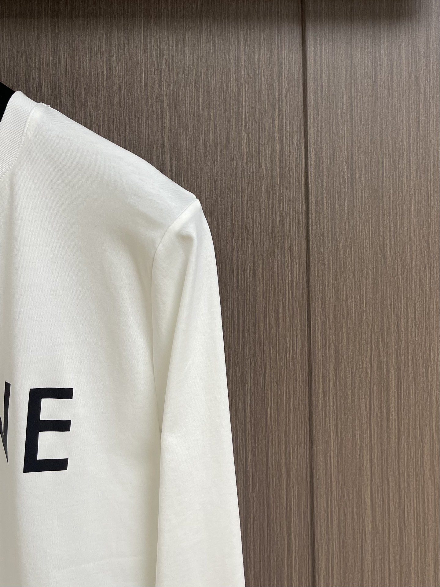 P90
Celine 经典品牌logo圆领长袖t恤打底衫，品牌经典logo设计简洁易于搭配，装饰胸前正是这画龙点睛的辨识度令这款t恤正式高档之余增添潮流感，经典款穿多久都不过时的款式！！ 柔软亲肤、悬垂有弹性，抗起球效果好！尺码：S～XL。偏大