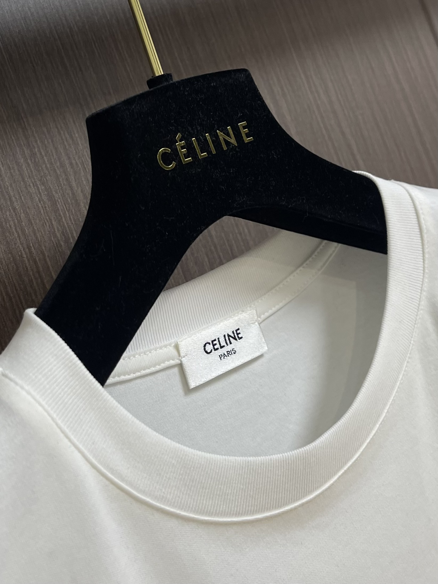 P90
Celine 经典品牌logo圆领长袖t恤打底衫，品牌经典logo设计简洁易于搭配，装饰胸前正是这画龙点睛的辨识度令这款t恤正式高档之余增添潮流感，经典款穿多久都不过时的款式！！ 柔软亲肤、悬垂有弹性，抗起球效果好！尺码：S～XL。偏大