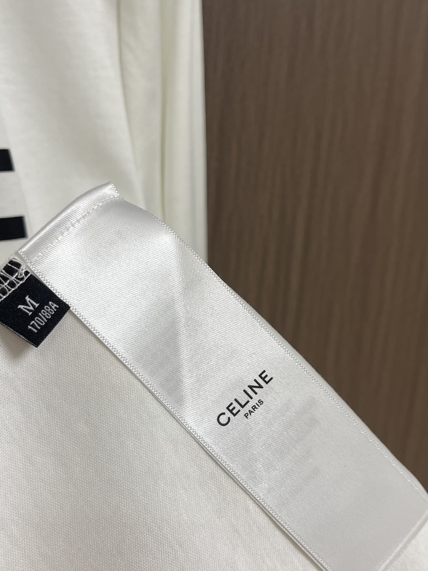 P90
Celine 经典品牌logo圆领长袖t恤打底衫，品牌经典logo设计简洁易于搭配，装饰胸前正是这画龙点睛的辨识度令这款t恤正式高档之余增添潮流感，经典款穿多久都不过时的款式！！ 柔软亲肤、悬垂有弹性，抗起球效果好！尺码：S～XL。偏大