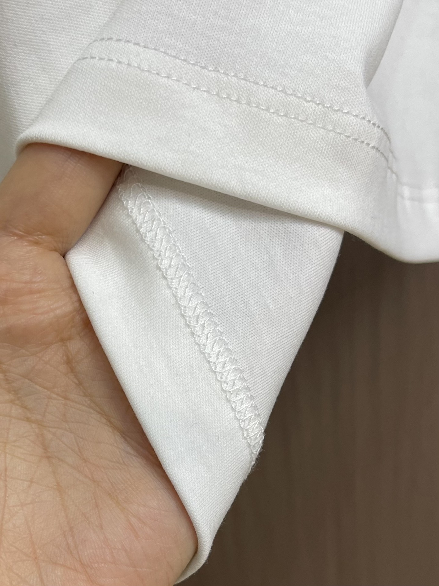 P90
Celine 经典品牌logo圆领长袖t恤打底衫，品牌经典logo设计简洁易于搭配，装饰胸前正是这画龙点睛的辨识度令这款t恤正式高档之余增添潮流感，经典款穿多久都不过时的款式！！ 柔软亲肤、悬垂有弹性，抗起球效果好！尺码：S～XL。偏大