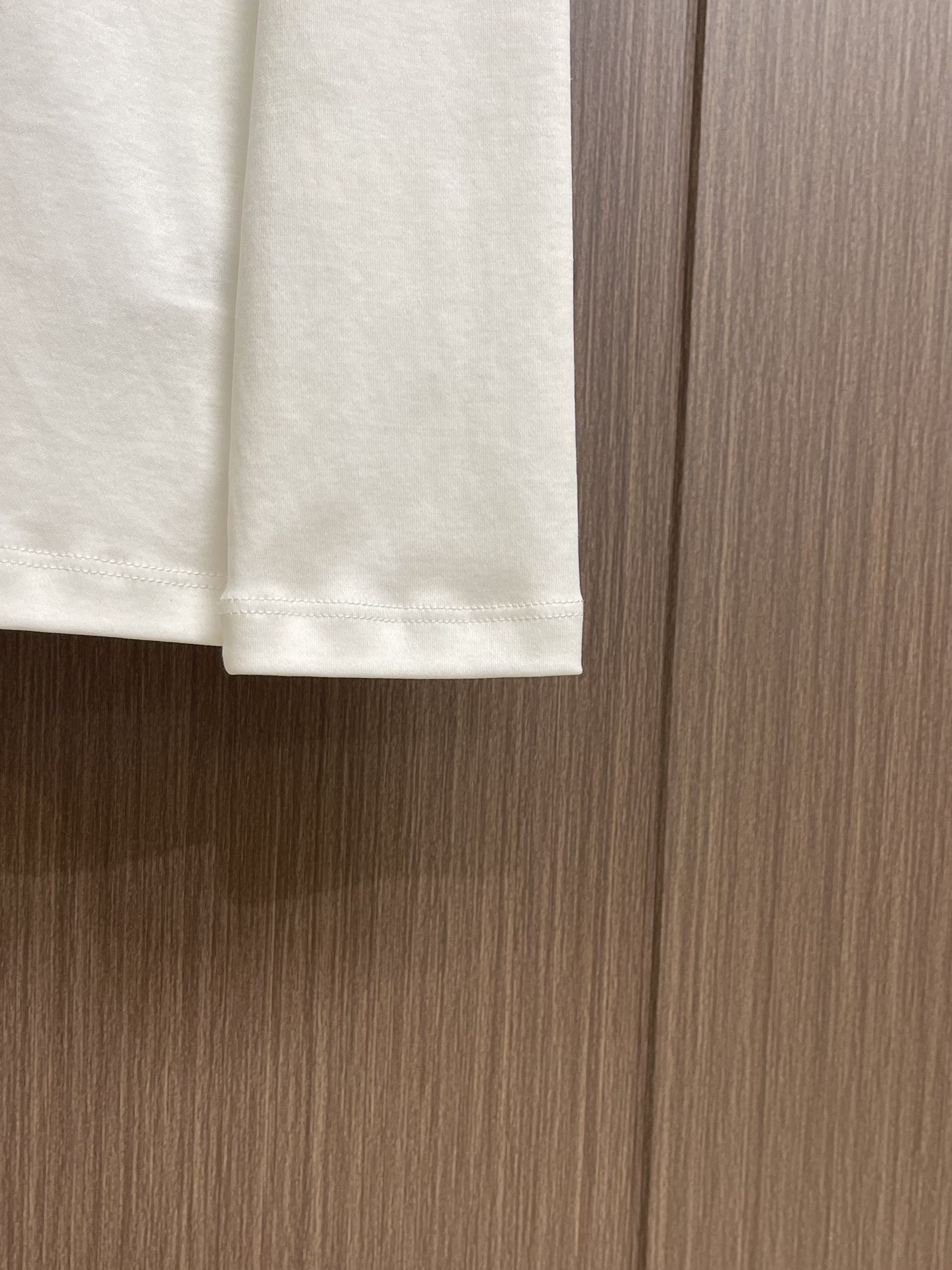 P90
Celine 经典品牌logo圆领长袖t恤打底衫，品牌经典logo设计简洁易于搭配，装饰胸前正是这画龙点睛的辨识度令这款t恤正式高档之余增添潮流感，经典款穿多久都不过时的款式！！ 柔软亲肤、悬垂有弹性，抗起球效果好！尺码：S～XL。偏大