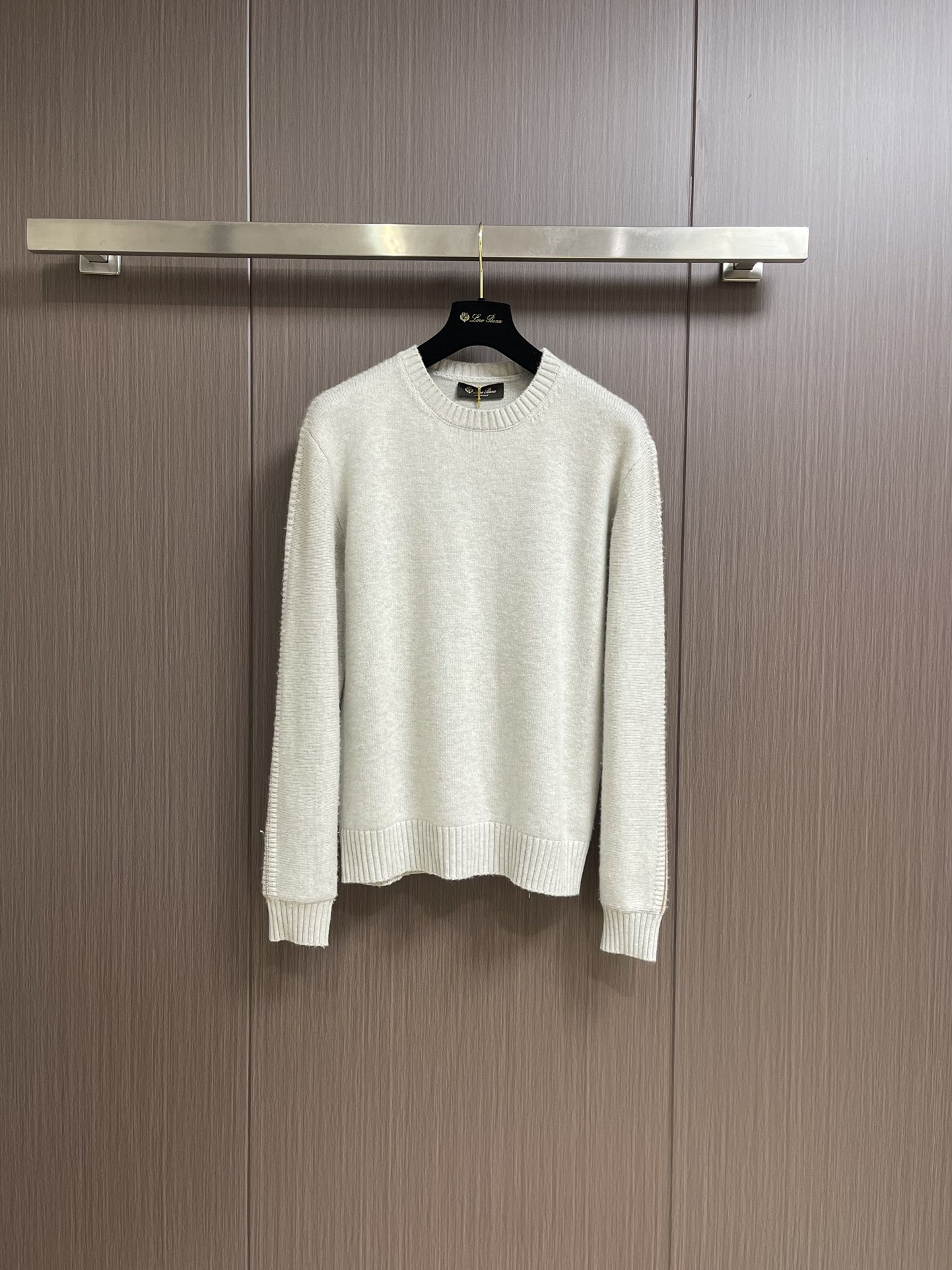 NO:473356,LP men's round-neck sweater for autumn and winter, traditional round-neck pullover style, exquisite and three-dimensional. It is novel and beautiful, brings a strong visual effect, and has a high brand identity. Clean lines and simple shapes, tasteful and stylish on the upper body, and is super versatile, never out of time. You can easily deal with business and leisure. It looks very good when worn alone or under the base. You can create a full urban elite male god style!  The fabric of merino cashmere is soft and glutinous, comfortable and delicate, and has no sense of tactile when worn close to the body. The drape is also excellent. It will not wrinkle or deform after wearing for a long time. Size 48-54,,loro piano,sweaters,alexander wang19860909LP 秋冬男士圆领针织衫毛衣,传统圆领套头款式,精致而有立体感.新颖靓丽,带来强烈的视觉效果,品牌标识度极高.干净的线条和简洁的造型,上身有品位有格调,且超级百搭,永不过时,商务休闲皆可轻松应对,单穿或打底都非常好看,随意搭配都能打造出满满的都市精英男神范儿！面料美丽诺羊绒,质地柔柔糯糯,舒适细腻,贴身穿着也毫无扎感,垂坠感也超赞,久穿不起皱不变形.尺码48-54,,loro piana,sweaters,alexander wang,Men's clothing