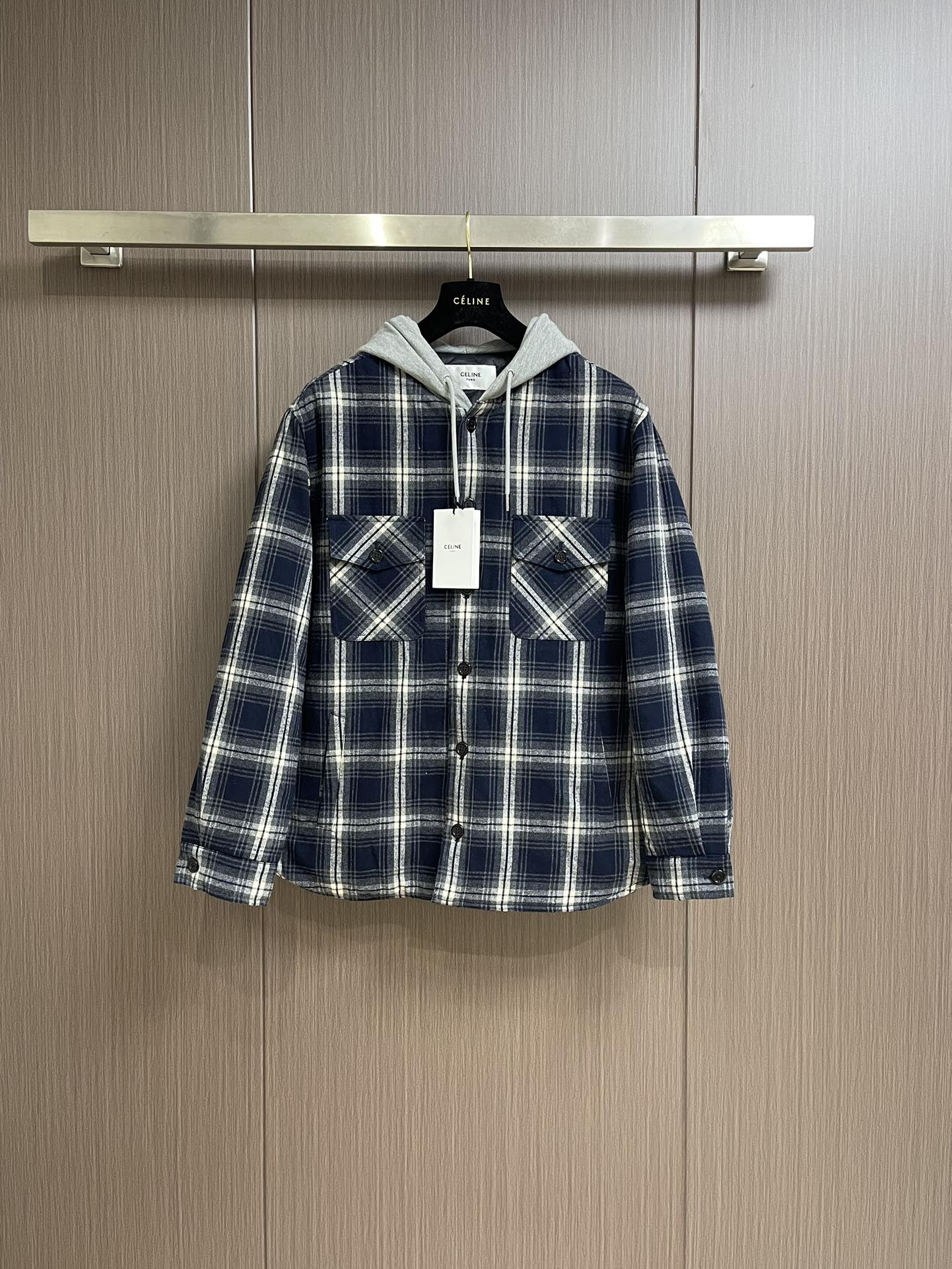 NO:569850,Celine The plaid cashmere jacket is made of high-quality cashmere fabric. Cashmere is famous for its softness, warmth and lightness, providing the wearer with excellent comfort and thermal performance. The unique hooded element of the hood design is both practical and beautiful, providing the wearer with additional warmth while also increasing the overall sense of layering. As a classic element, the plaid pattern, combined with the cashmere fabric, makes the entire garment It is visually richer and more layered. The navy blue color makes the whole piece of clothing look more youthful, fashionable and advanced. The shape and tailoring are based on Celine's consistent design concept. This jacket-style shirt has a crisp shape and a well-fitting cut, which can well modify the body lines and show the wearer's elegance. Sizes S-XL,,celine,celine,jackets & coats,shirts,hats,alexander wang19860909Celine 格纹羊绒外套,采用高质量的羊绒面料,羊绒以其柔软、保暖和轻盈著称,为穿着者提供卓越的舒适度和保暖性能.连帽设计独特的连帽元素,既实用又美观,为穿着者提供额外的保暖,同时也增加了整体的层次感.格纹图案格纹作为经典元素,与羊绒面料的结合,使得整件衣物在视觉上更加丰富和有层次感.海军蓝的颜色,使得整件衣物更显年轻时尚与高级.版型与剪裁根据赛琳一贯的设计理念,这款外套式衬衫的版型挺括,剪裁合身,能够很好地修饰身材线条,展现出穿着者的优雅气质.尺码S-XL,,celine,celine,jackets & coats,shirts,hats,alexander wang,Men's clothing