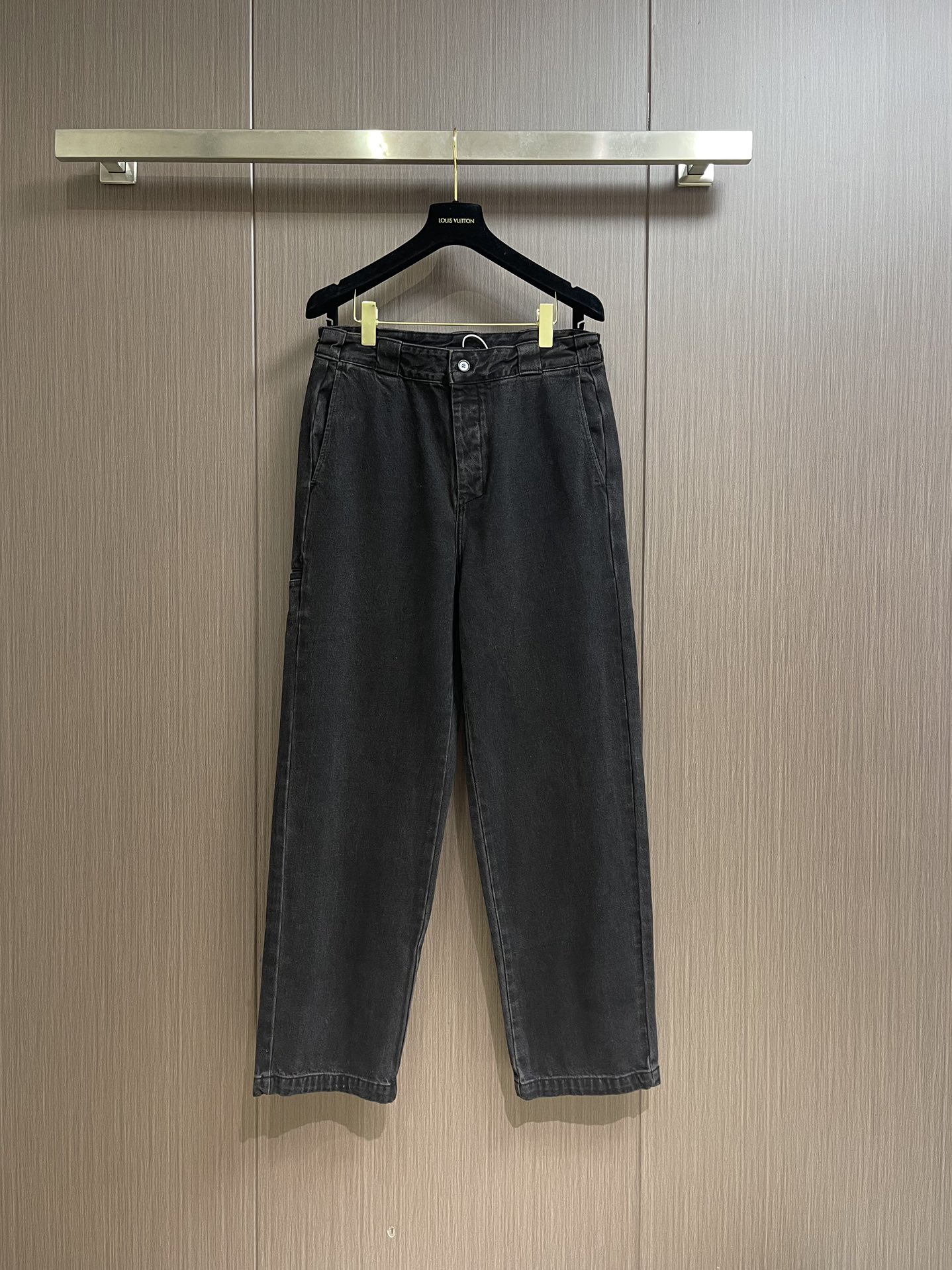 NO:601218,Prada's new men's jeans for early autumn are classic, comfortable and versatile basic commuter jeans. They will look handsome no matter how you match them. Made of pure cotton denim, they are slightly stretchy, soft and comfortable. They don't feel tight and uncomfortable at all. The effect of washing the pants is even more wonderful. This kind of washing effect requires multiple times to achieve. The hardware accessories are also high-end, and it is a piece full of gorgeous style and details that can highlight the quality of big brands. A super versatile basic style, everyone has one pair!  Size 44-46-48-50,,prada,jeans,alexander wang19860909Prada 早秋新款男士新款牛仔裤,经典舒适百搭基础通勤牛仔裤款 怎么搭配都会很帅气 采用纯棉牛仔布 微弹柔软舒适 穿起来完全没有那种紧绷不舒服感受 裤子水洗的效果更是绝妙 这样的水洗效果是要经过多重才能达到 五金配件也是高配,更是一件充满了华丽气派、细节都能彰显大牌的品质感.超百搭基本款人手一条！尺码44-46-48-50,,prada,jeans,alexander wang,Men's clothing