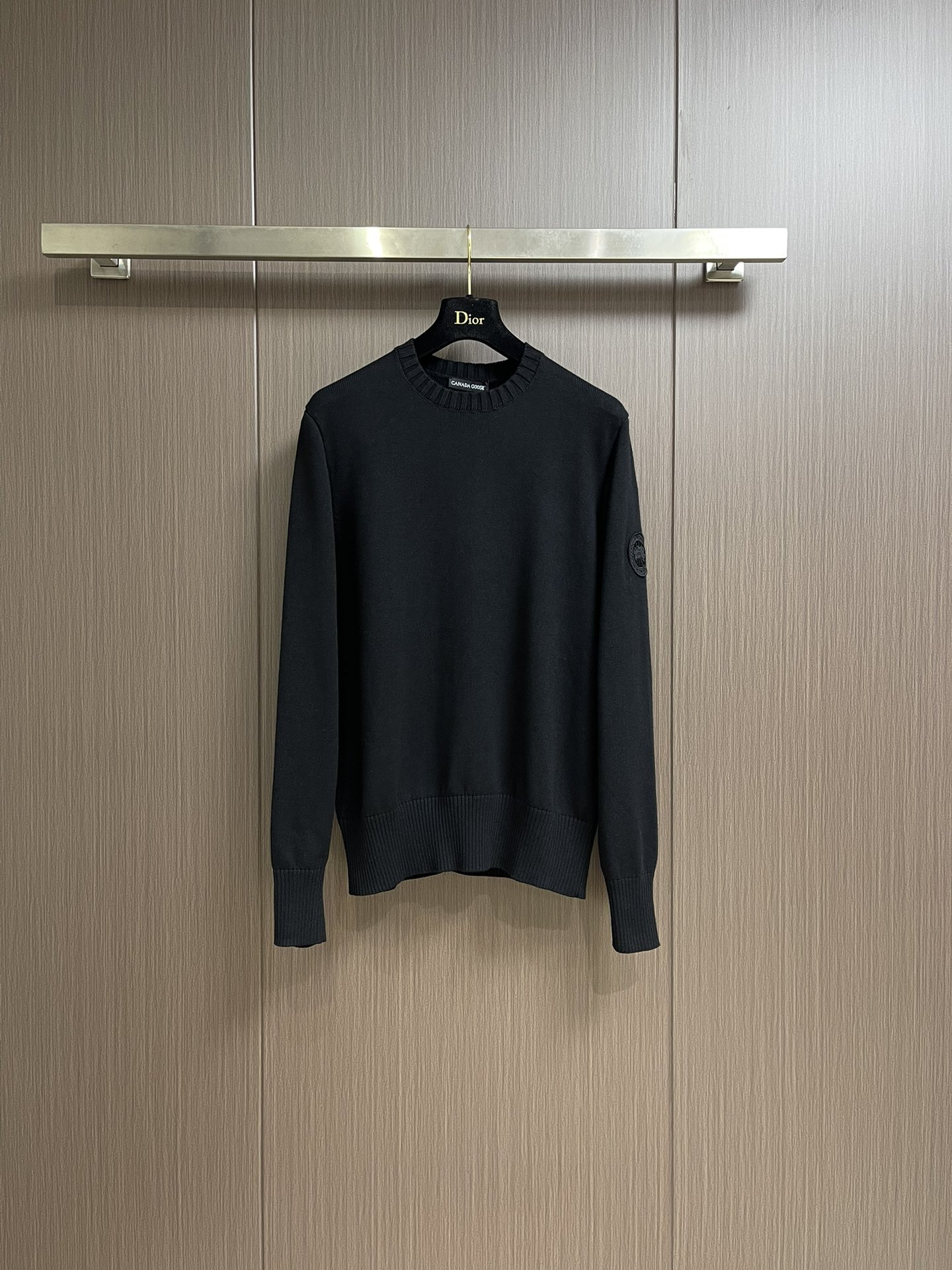 NO:521437,CANADA GOOSE Canada Goose new round neck knitted sweater, the knitting technique makes the density extremely delicate, creating a solid, delicate and soft fabric with a solid, delicate and soft texture, and the texture is very comparable to noble cashmere and a classic and versatile style. The sleeves are decorated with brand logos and are highly recognizable; the round neck design is suitable for all kinds of outfits. Size S-XL, sweaters, alexander wang19860909CANADA GOOSE 加拿大鹅 fw新款圆领针织毛衣,针织的手法工艺让密度极其细致,铸就了手感扎实细腻柔软的织物,质感已极大程度上堪比高贵羊绒,经典百搭款.袖臂饰以品牌logo,辨识度极高；圆领设计,适合各种穿搭.尺码S-XL,,sweaters,alexander wang,Men's clothing